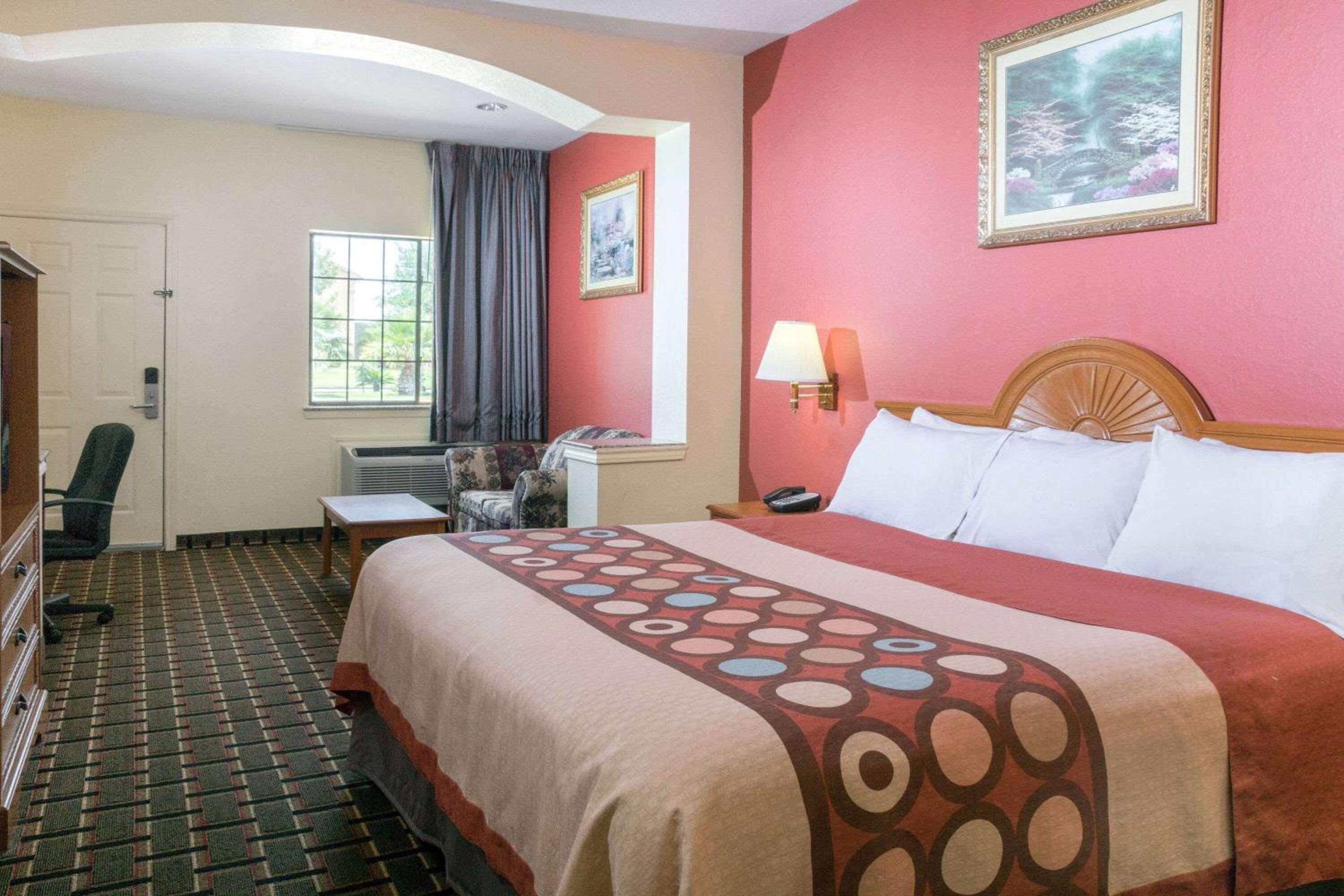 King Room with Bath Tub - Mobility/Hearing Accessible - Non-Smoking - Photo 5