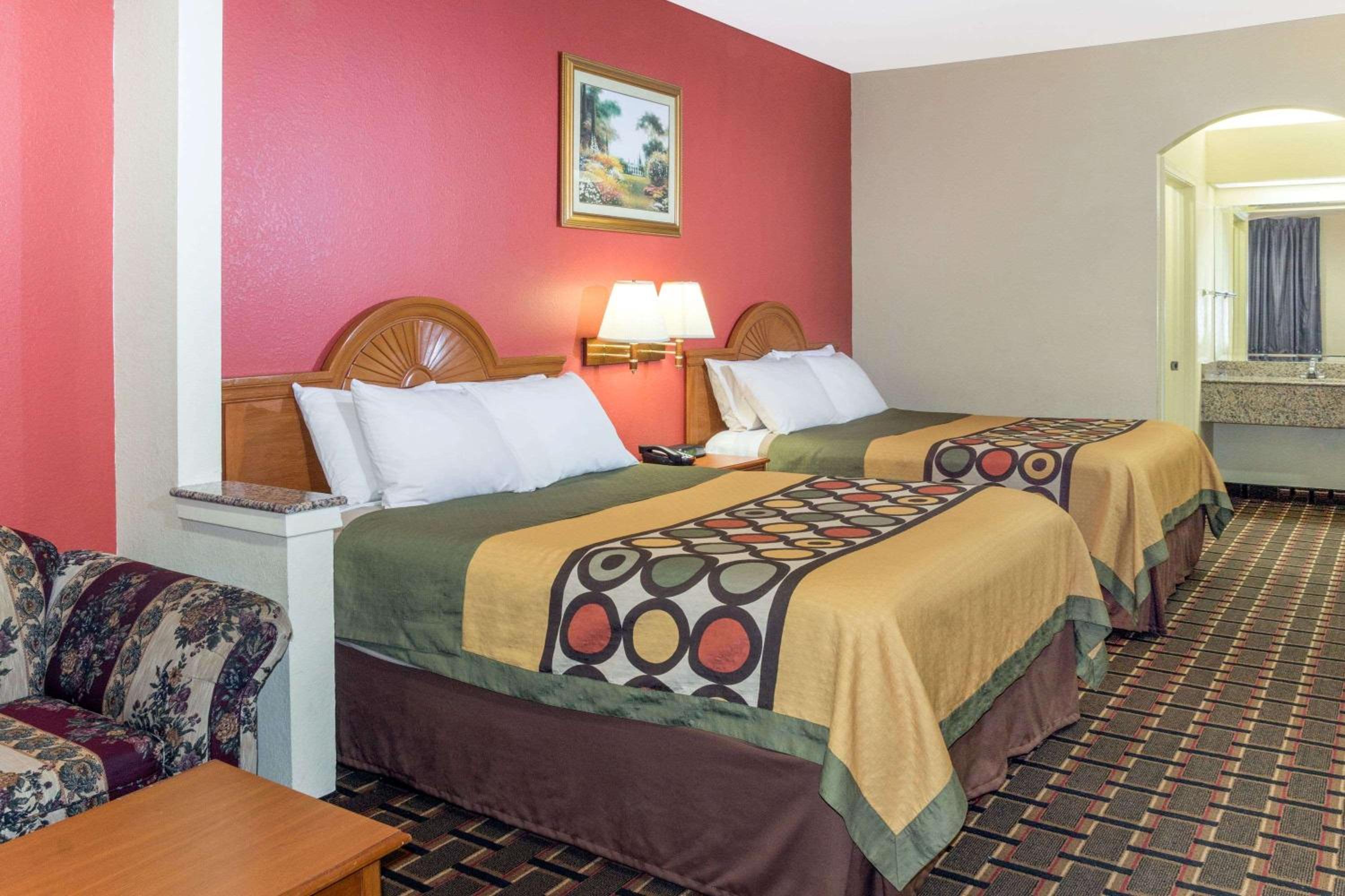 Studio Suite with Two Queen Beds - Non-Smoking - Photo 3