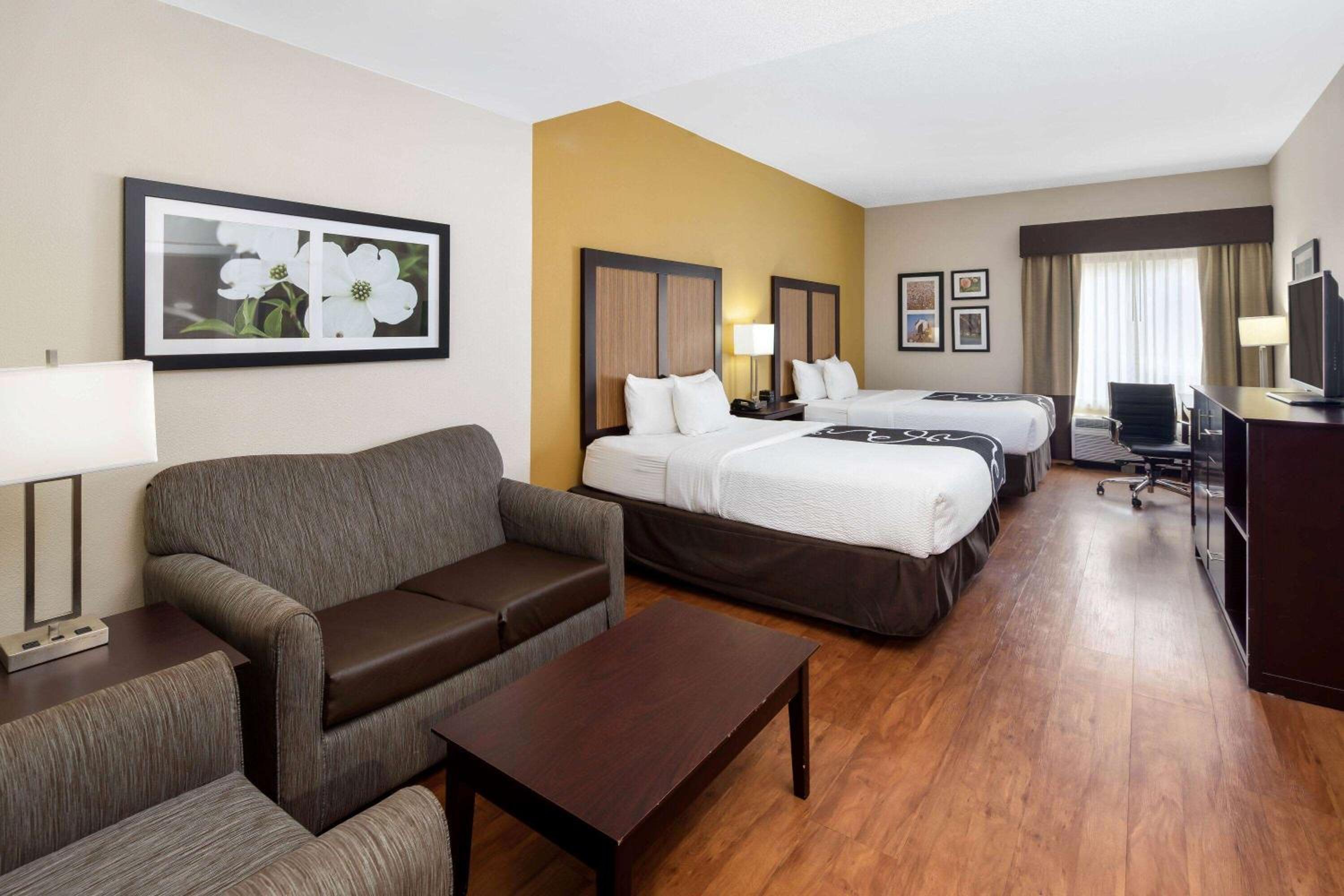 Queen Room with Two Queen Beds and Mobility Accessible - Non-Smoking - Photo 4