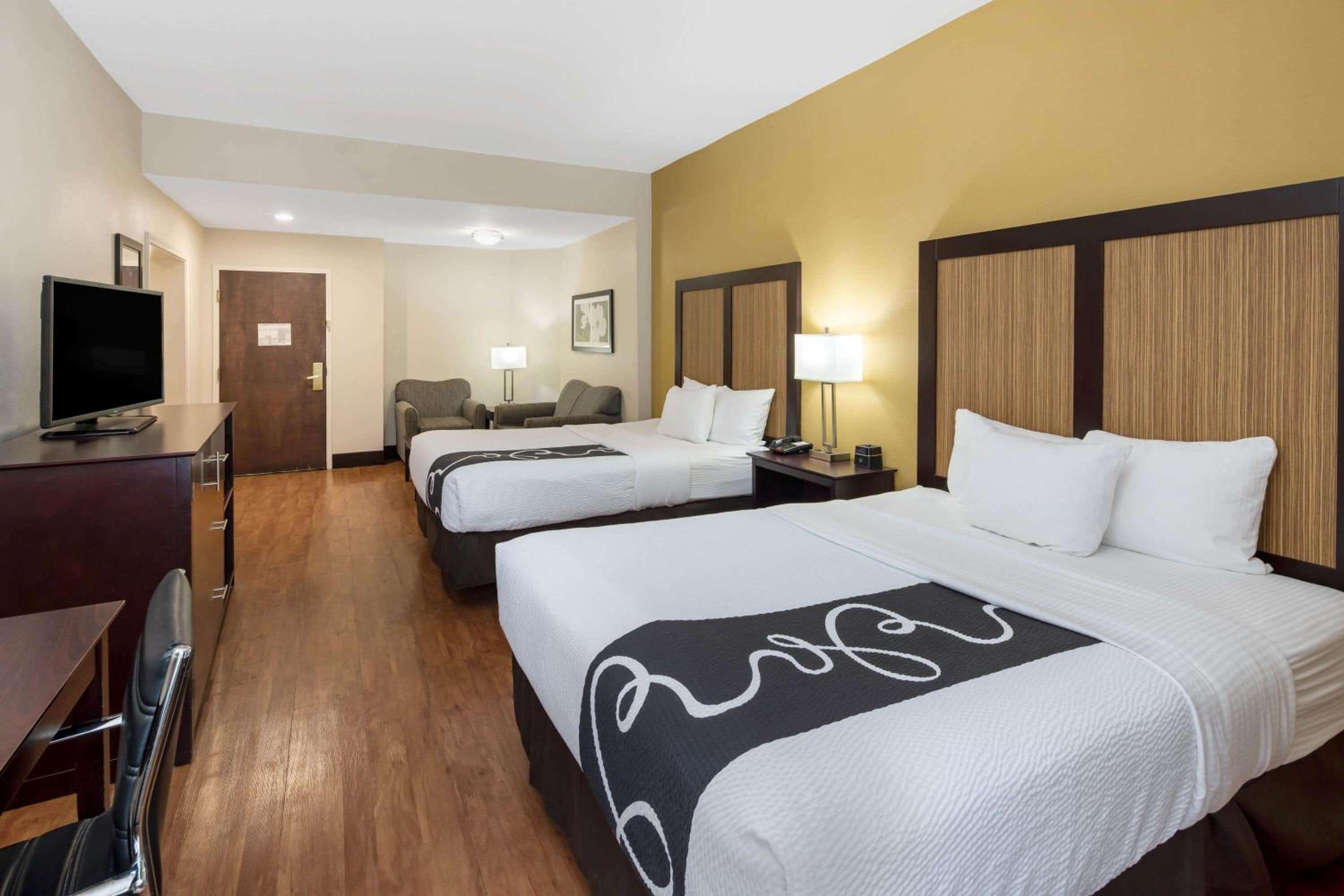 Queen Room with Two Queen Beds and Mobility Accessible - Non-Smoking - Photo 5