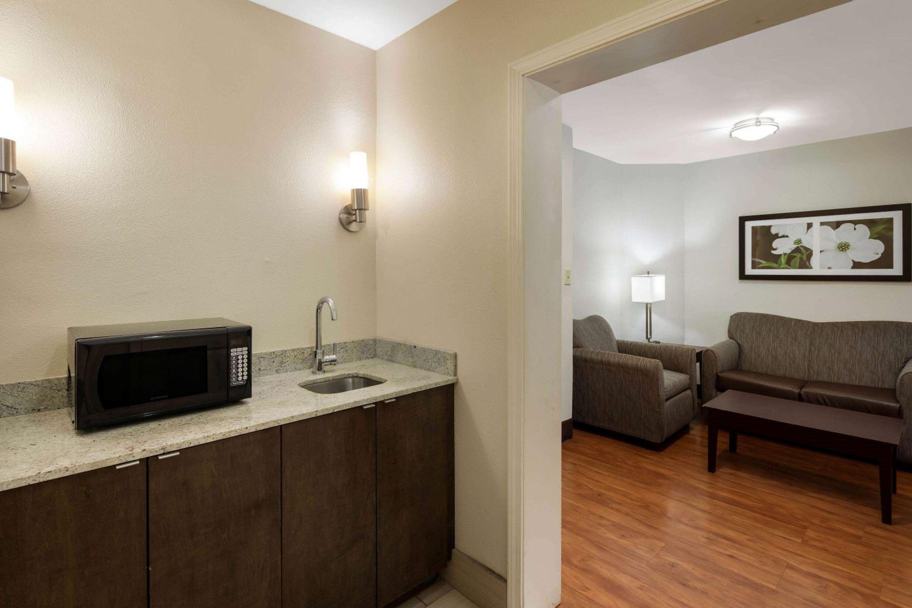 Queen Room with Two Queen Beds and Mobility Accessible - Non-Smoking - Photo 6