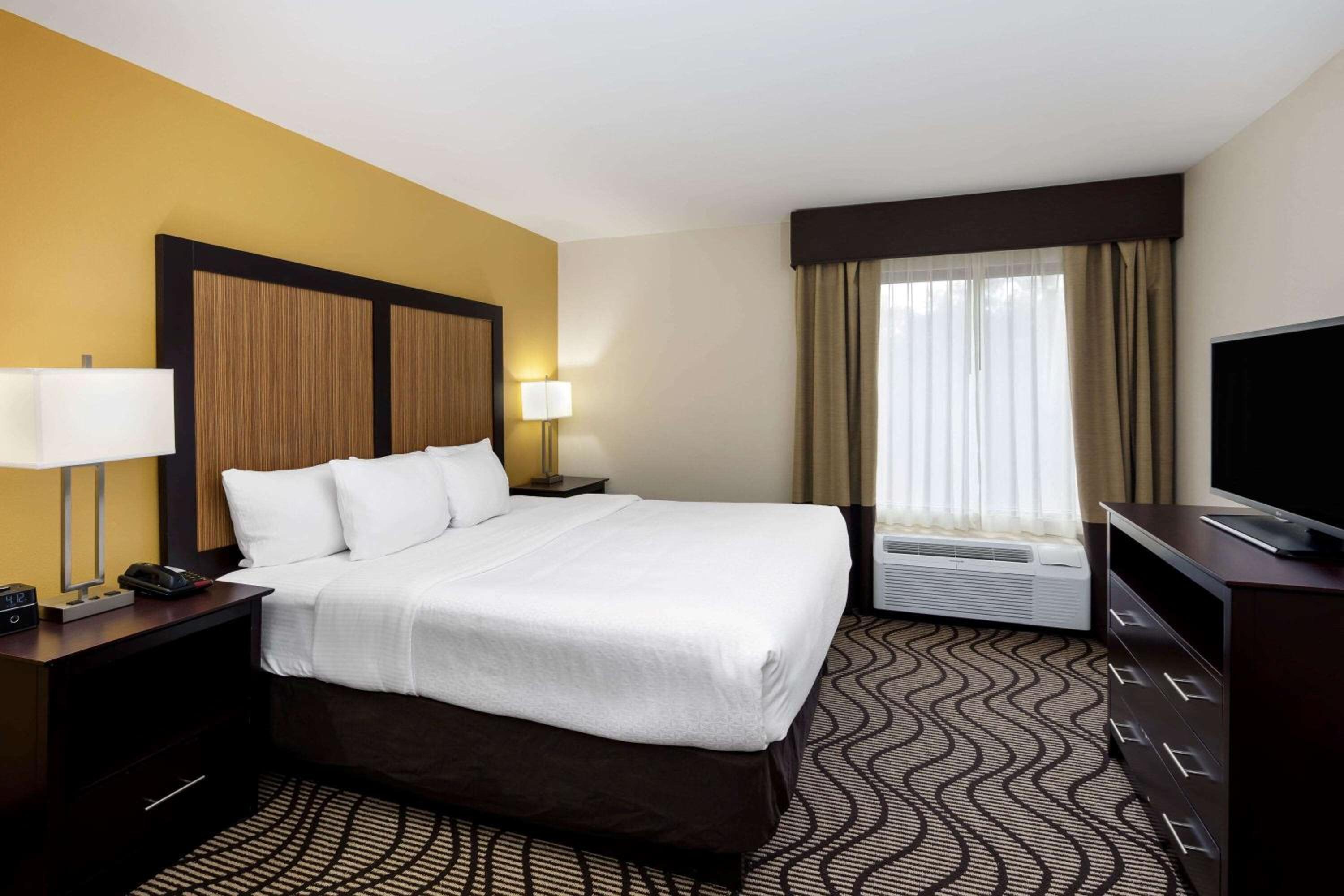 King Suite - Non-Smoking - Photo 2