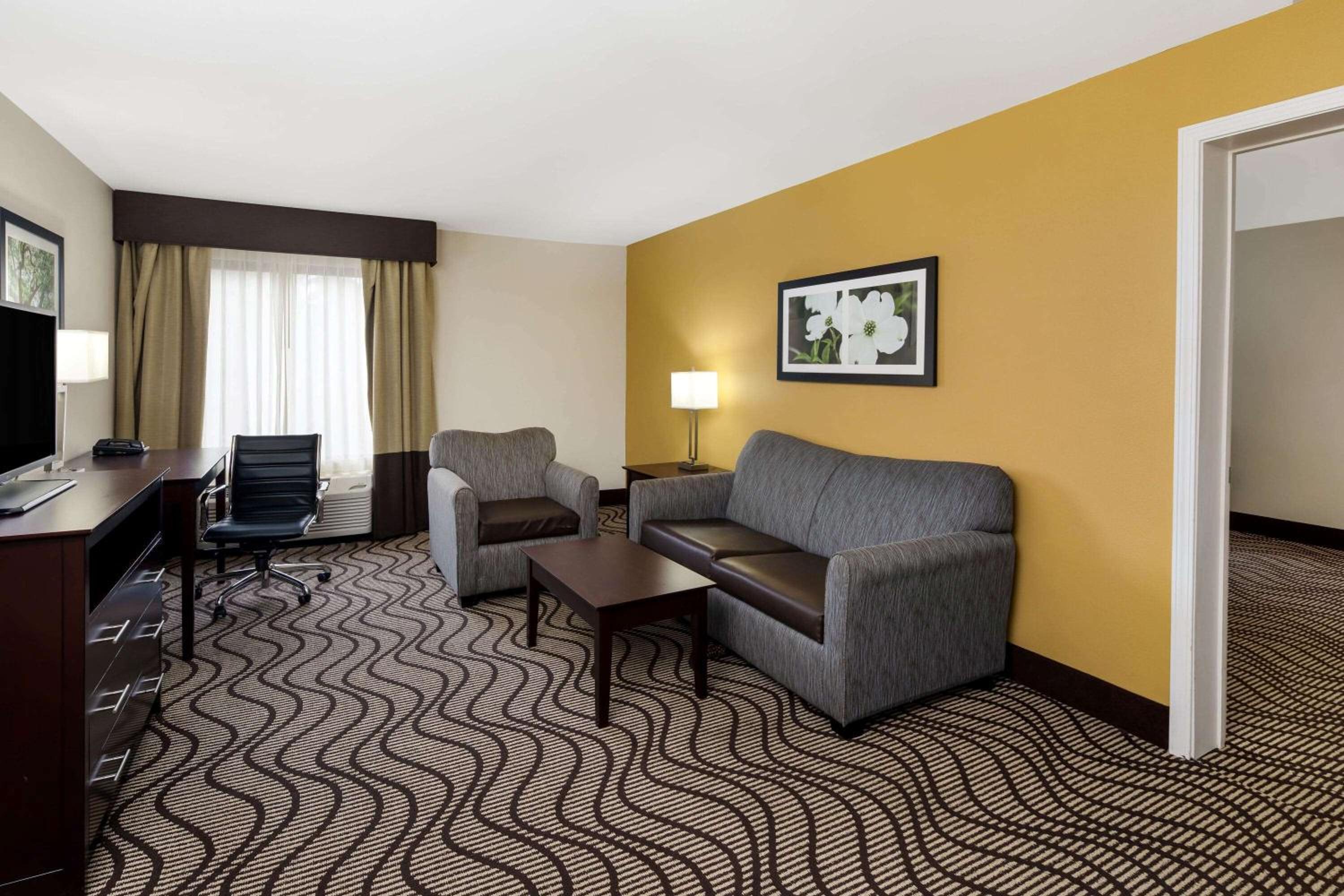 King Suite - Non-Smoking - Photo 5
