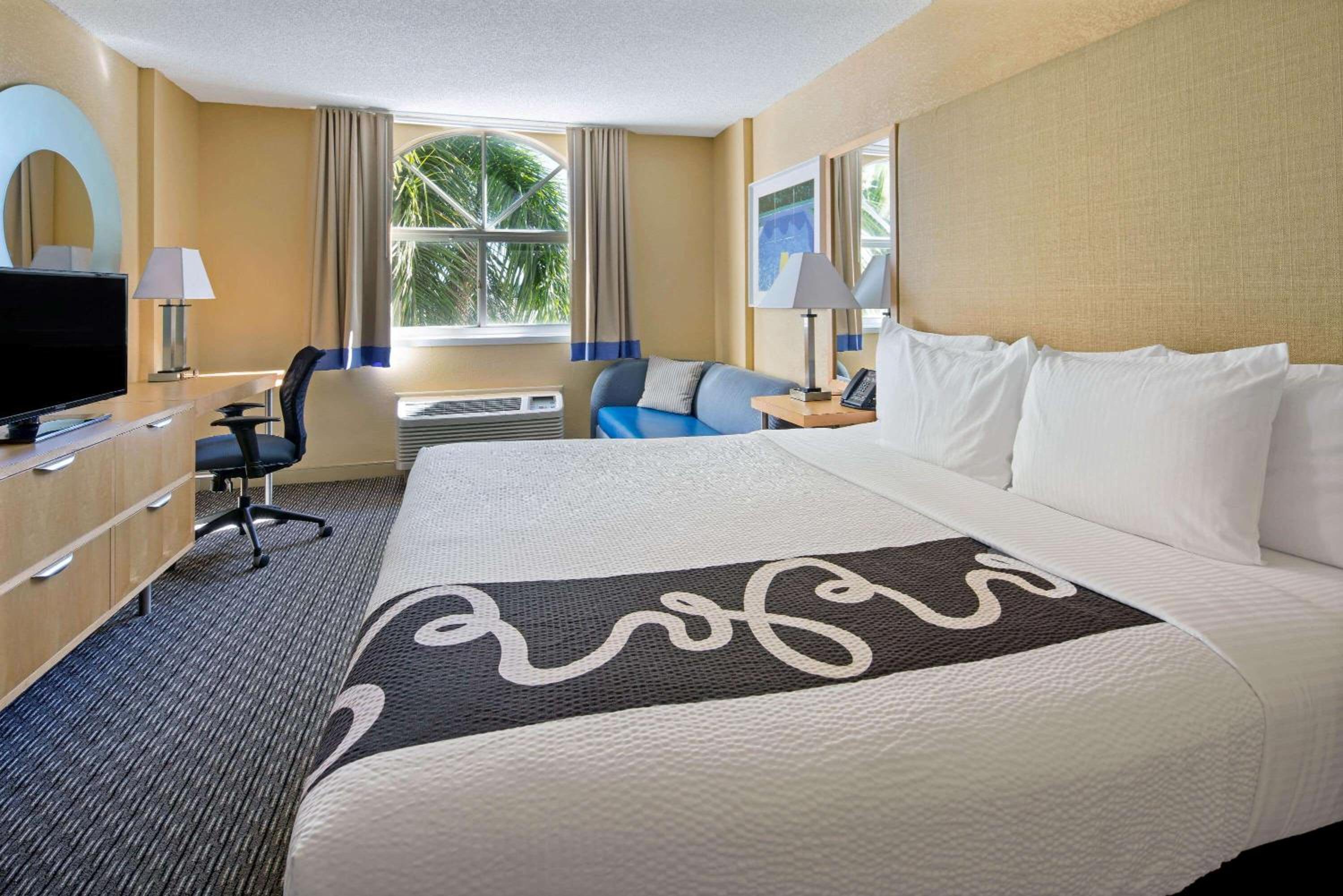 Deluxe King Room - Non-Smoking - Photo 1