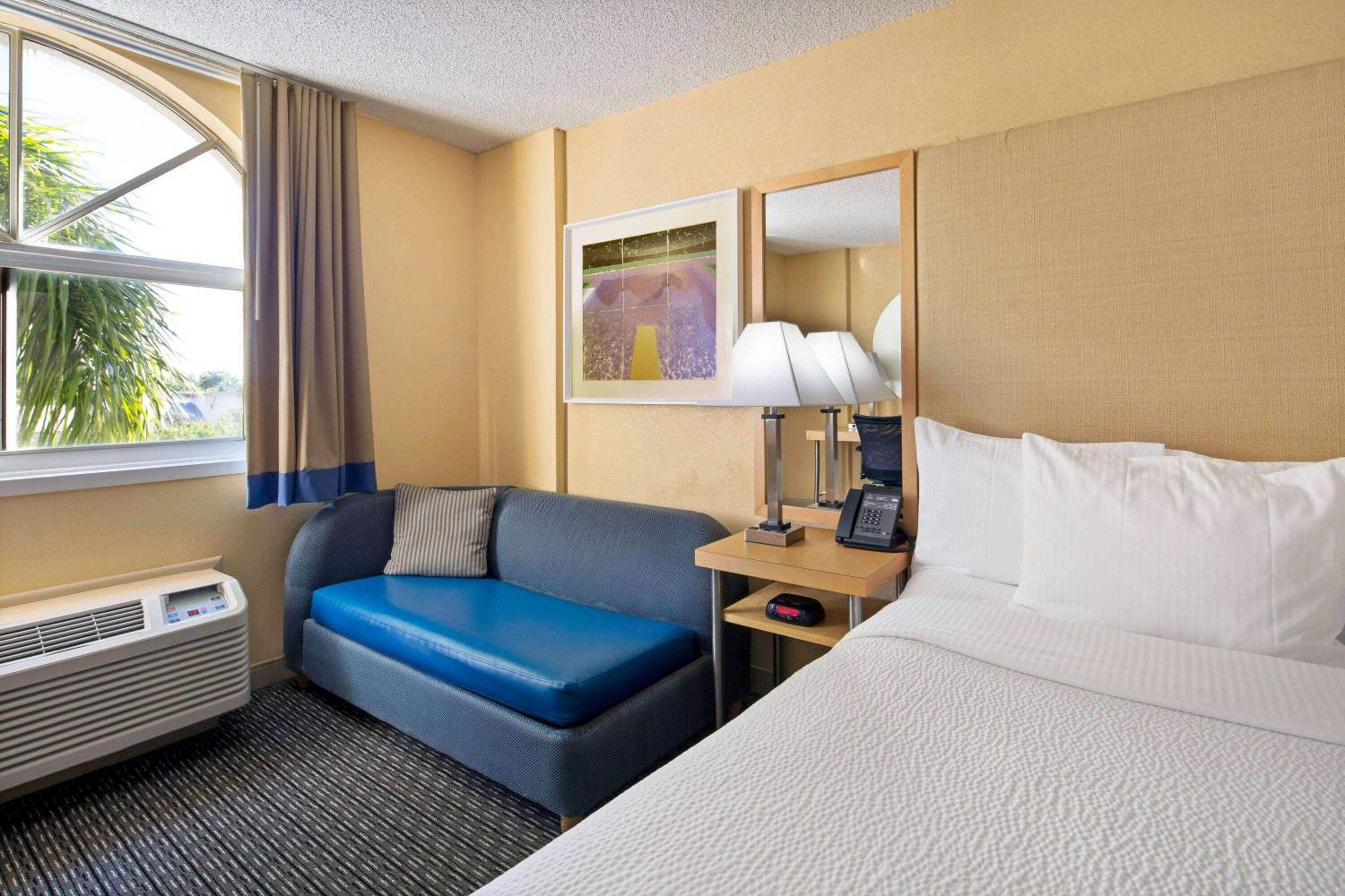 Deluxe King Room - Non-Smoking - Photo 4