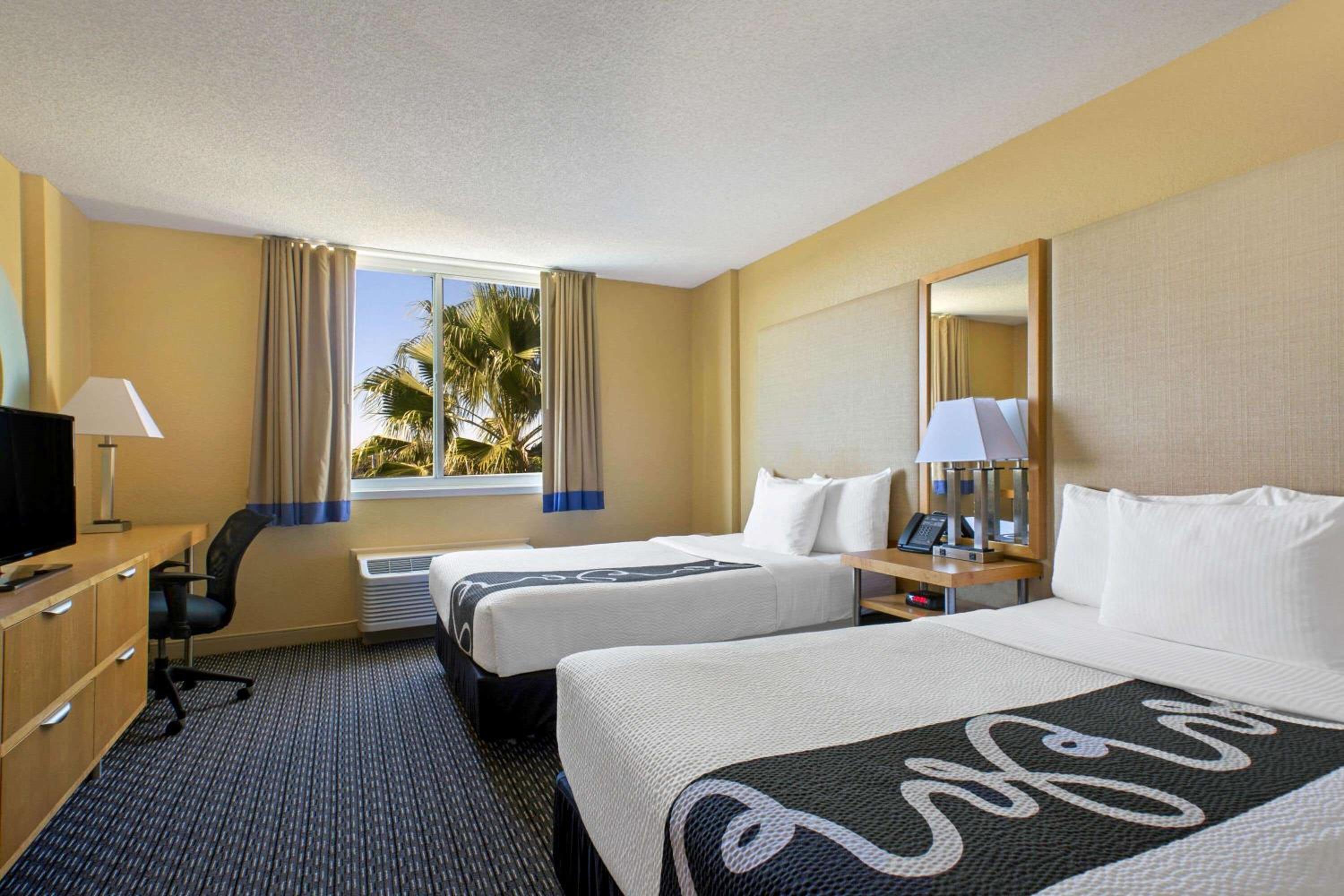 Double Room with Two Double Beds and Lake View - Non-Smoking - Photo 1