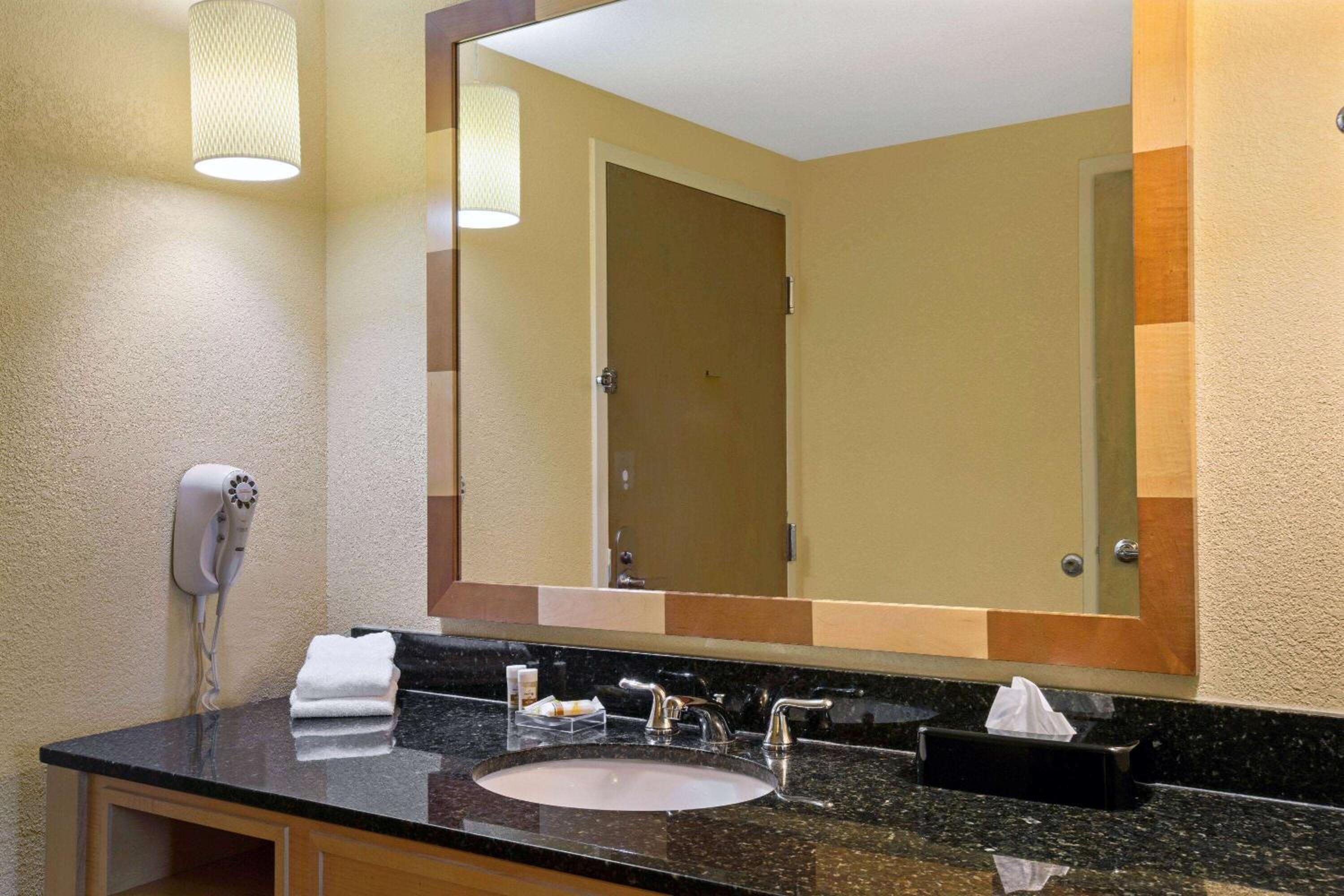 Deluxe King Room - Non-Smoking - Photo 2