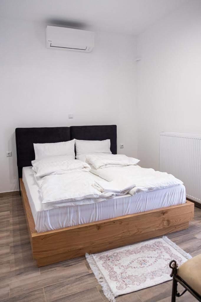 One-Bedroom Apartment - Photo 3