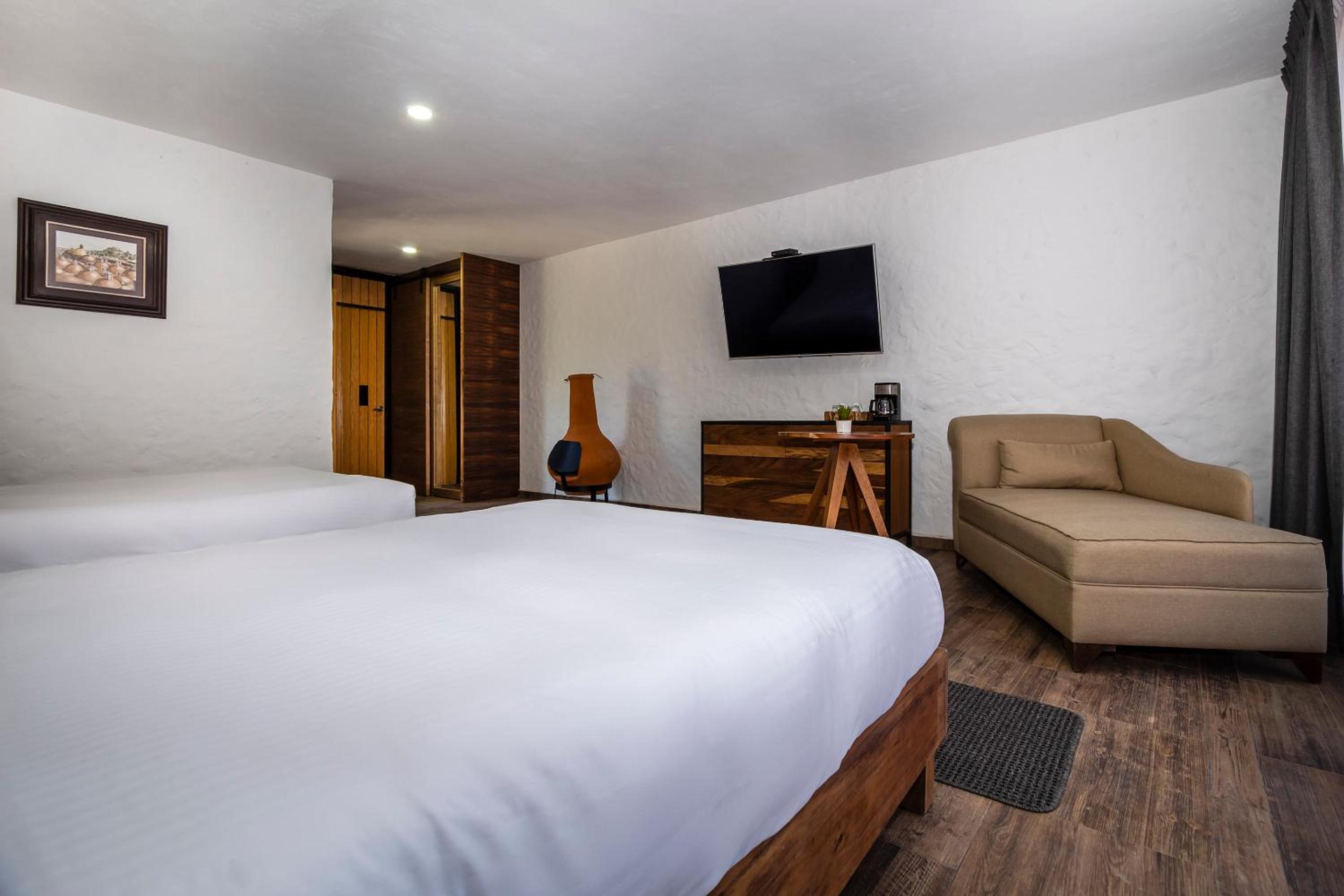 Deluxe Double Room with Two Double Beds - Photo 10