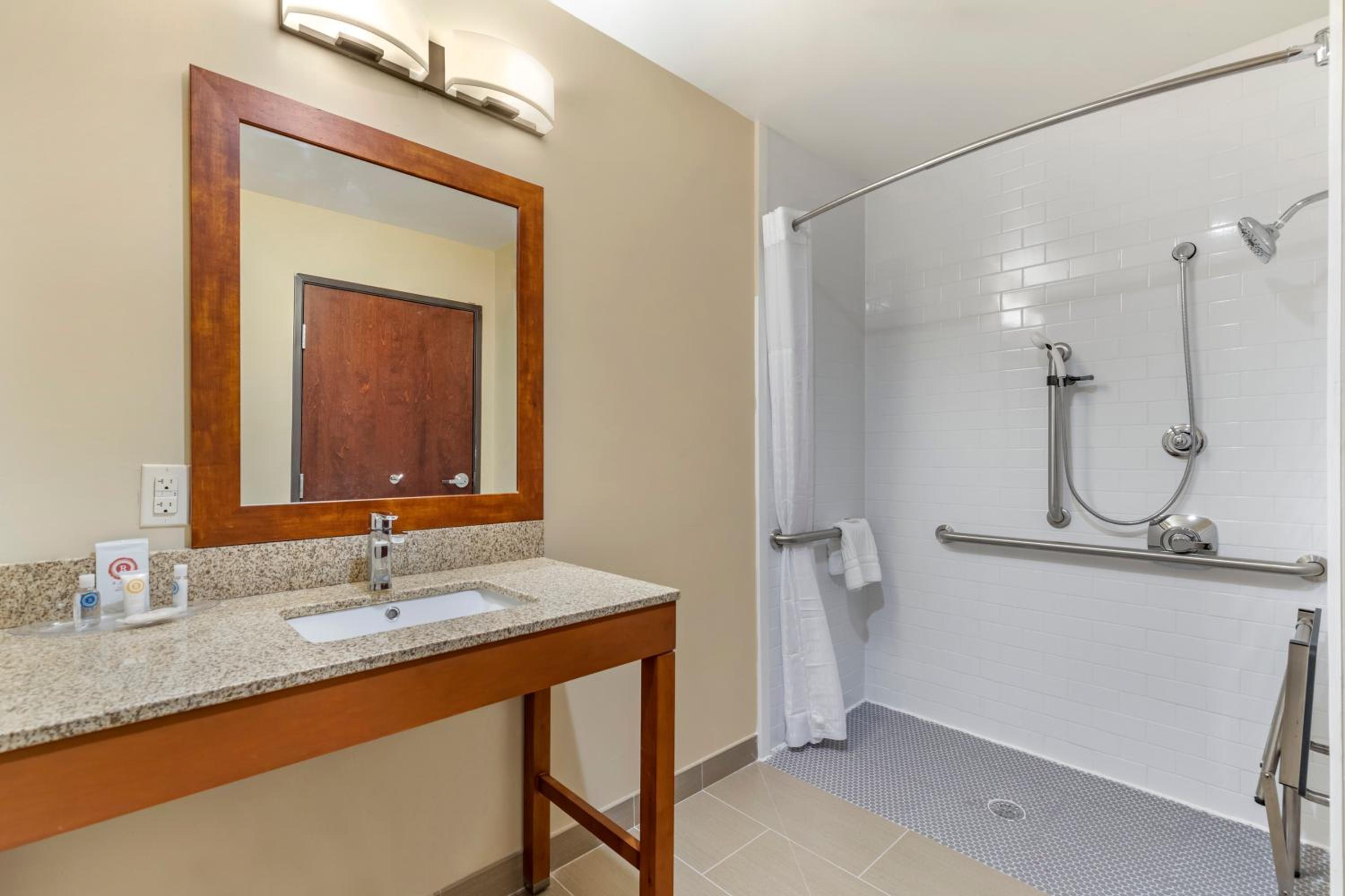 Queen Suite with Two Queen Beds - Accessible/Non-Smoking - Photo 6