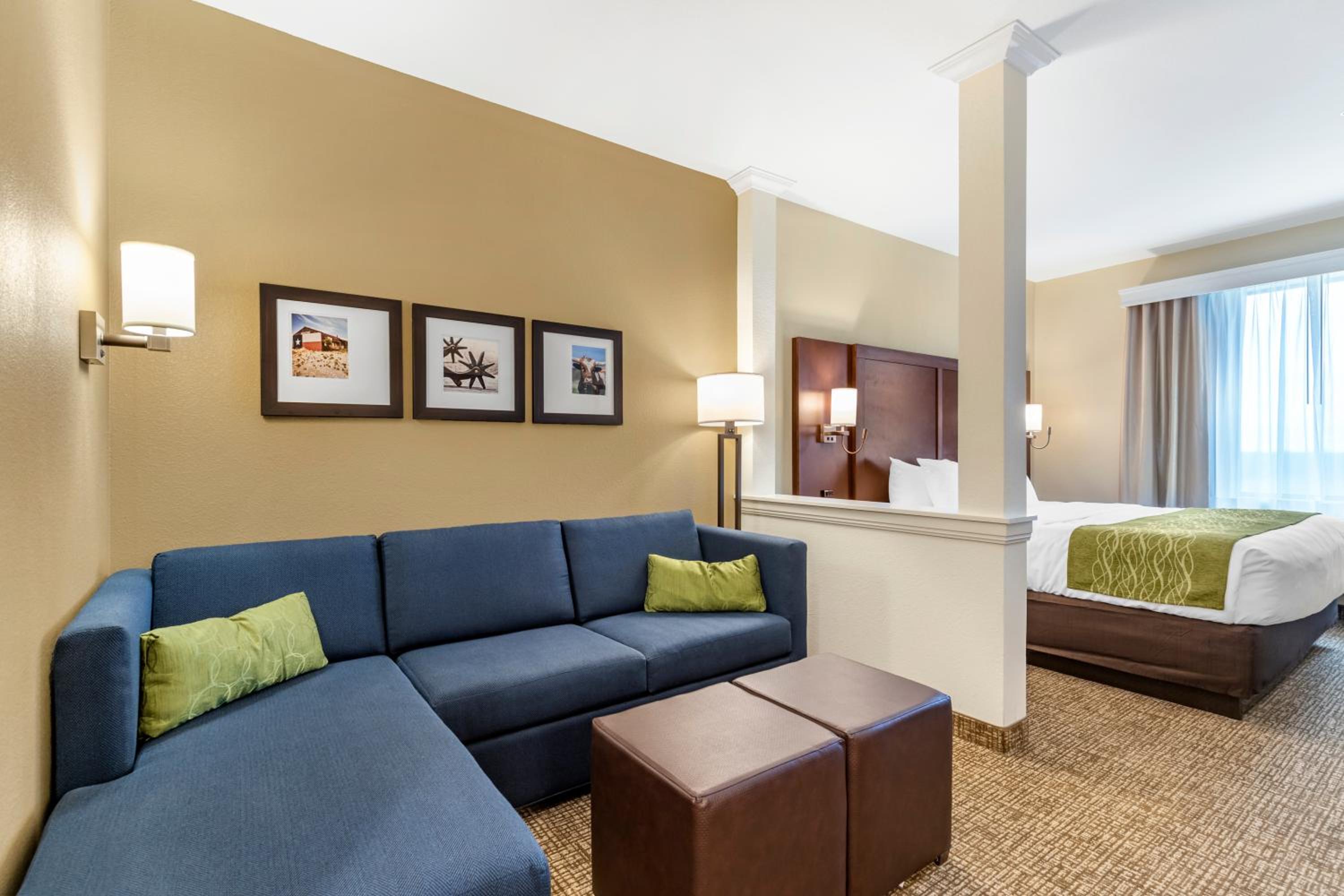 King Suite - Non-Smoking - Photo 4