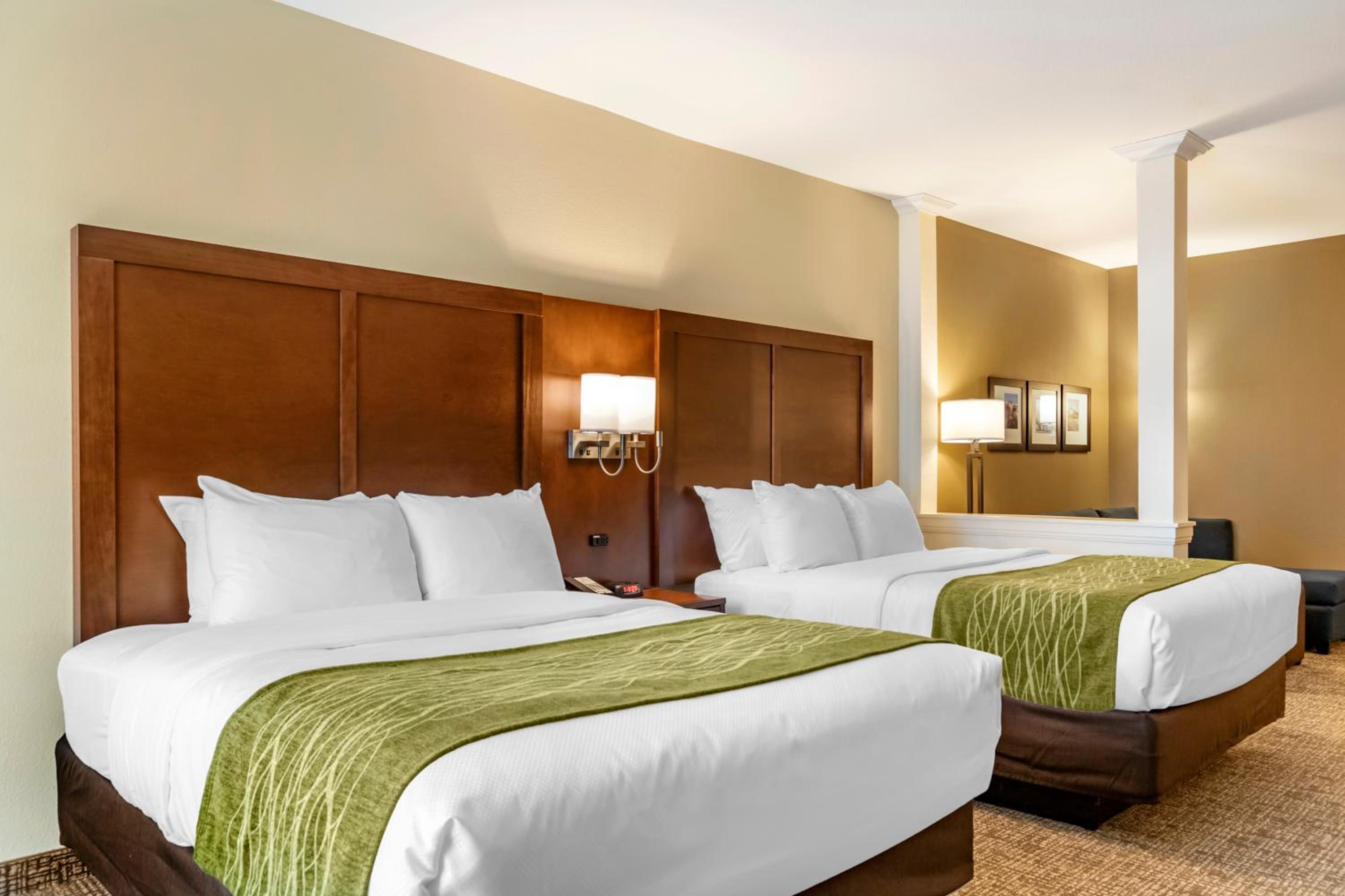 Queen Suite with Two Queen Beds - Non-Smoking - Photo 2