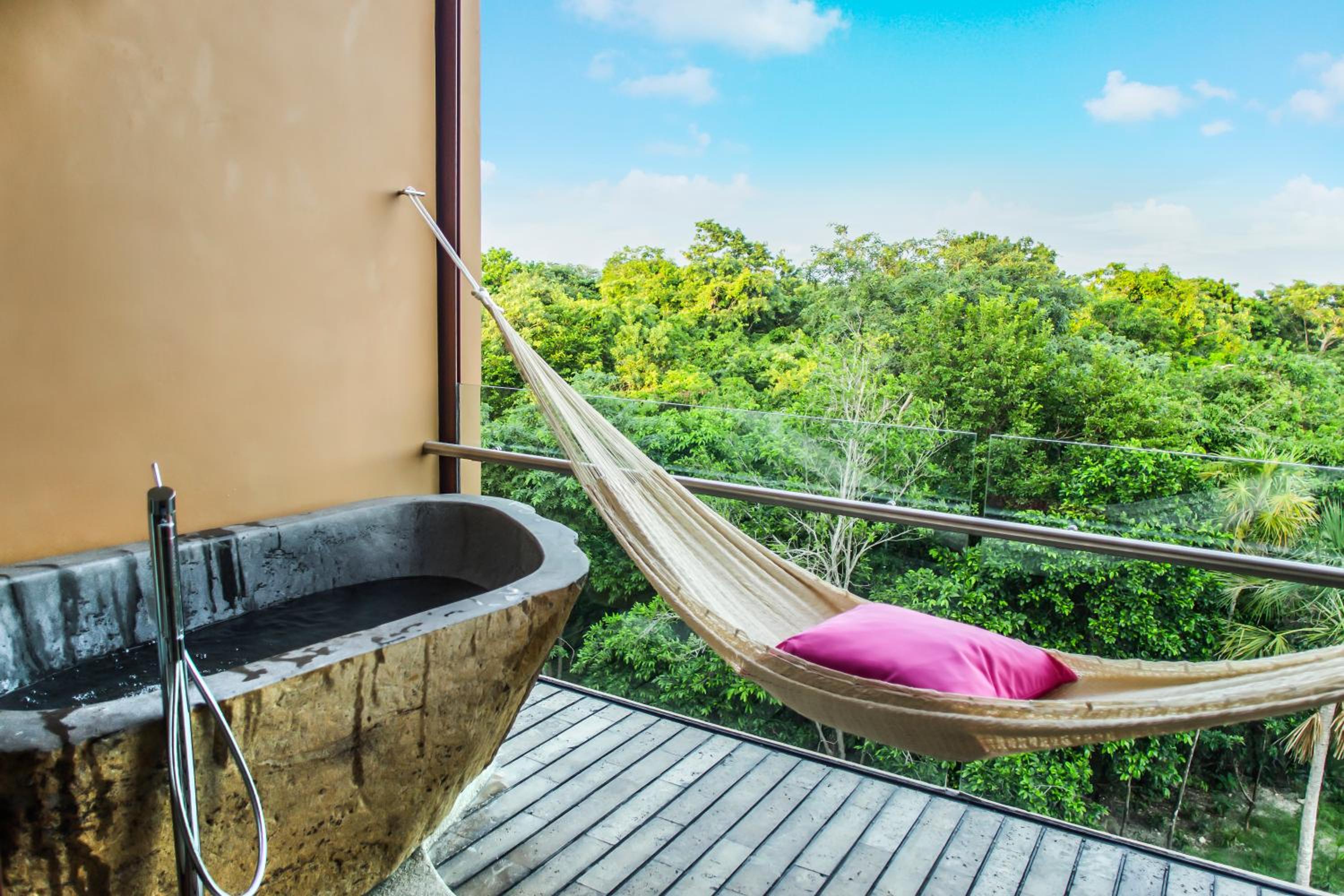 Suite with Spa Access thumbnail 5