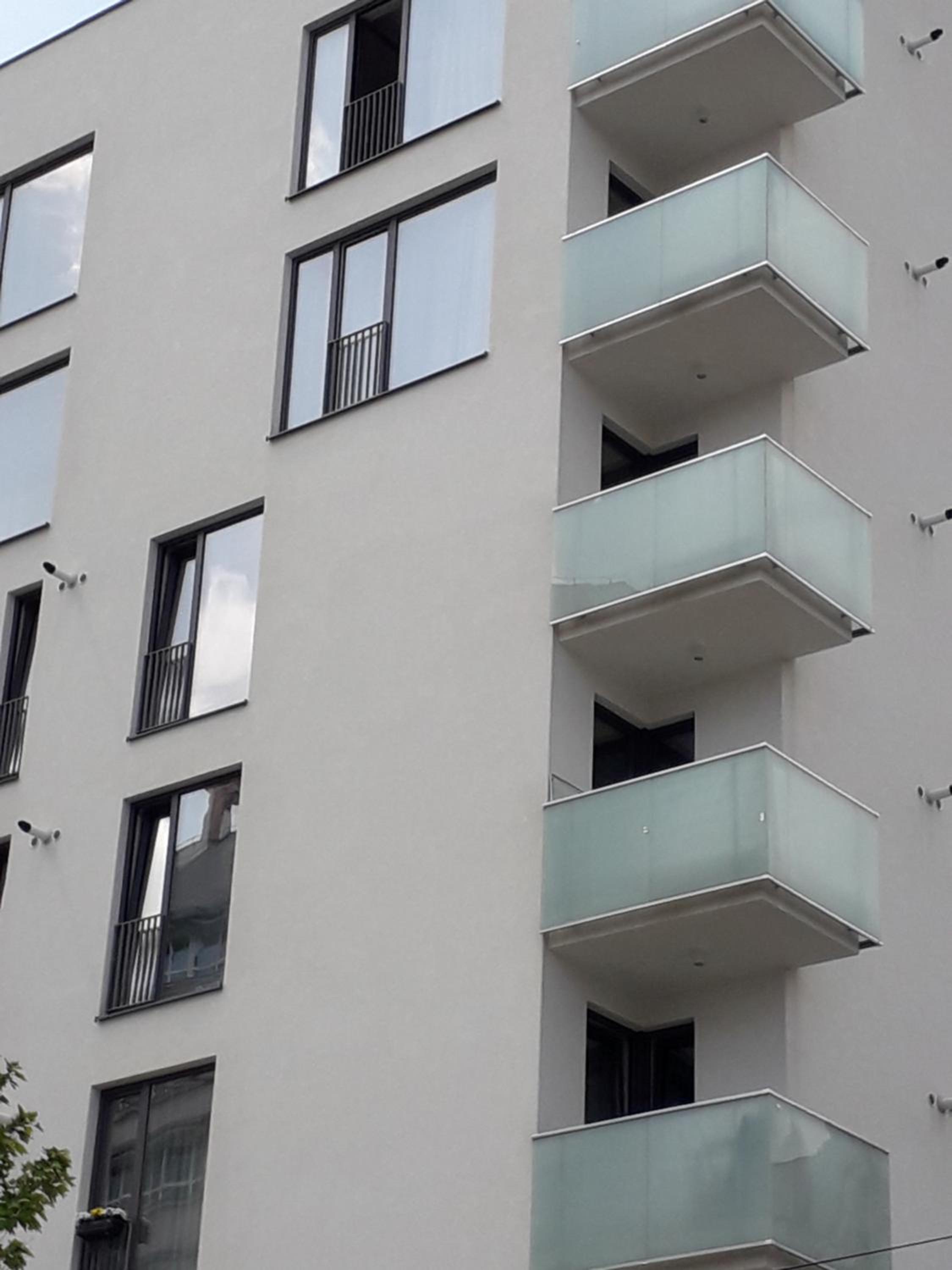 Apartment with Balcony photo 2