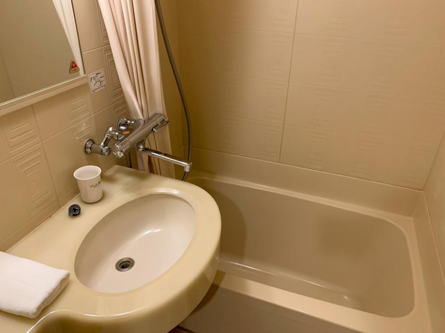 Twin Room with Private Bathroom - Photo 10
