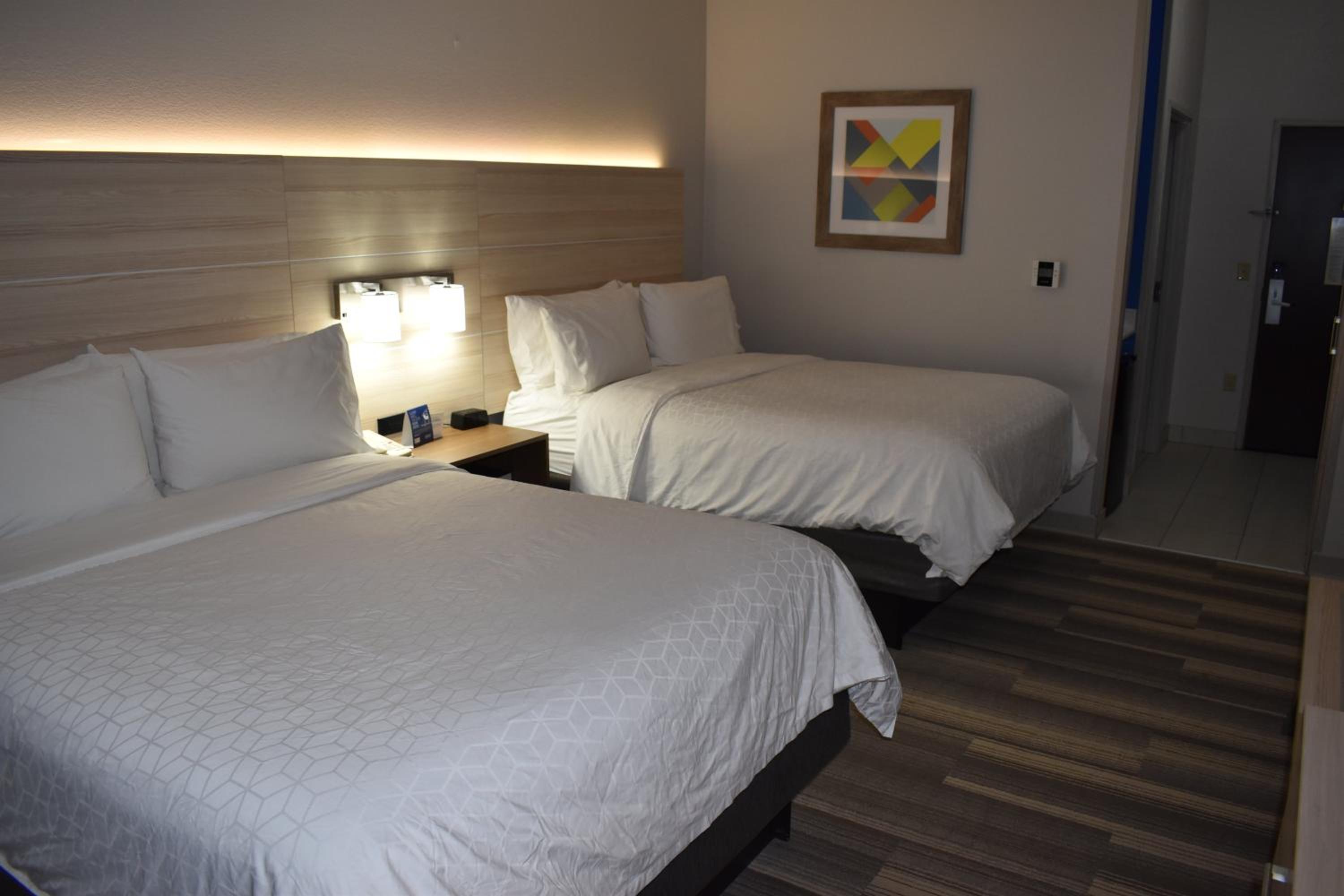 Standard Queen Room with Two Queen Beds - Photo 3