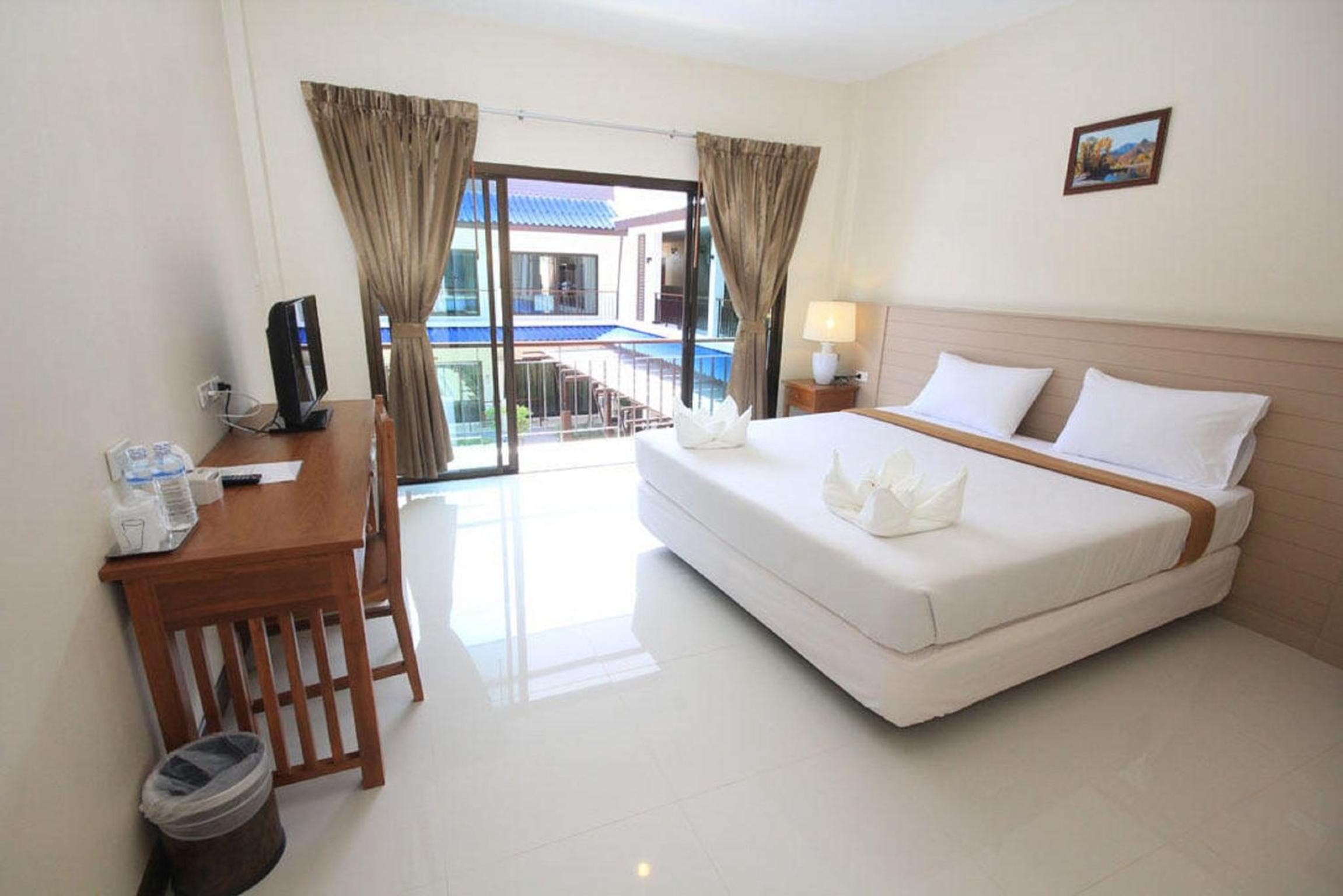 Double Room with Pool View - Photo 7