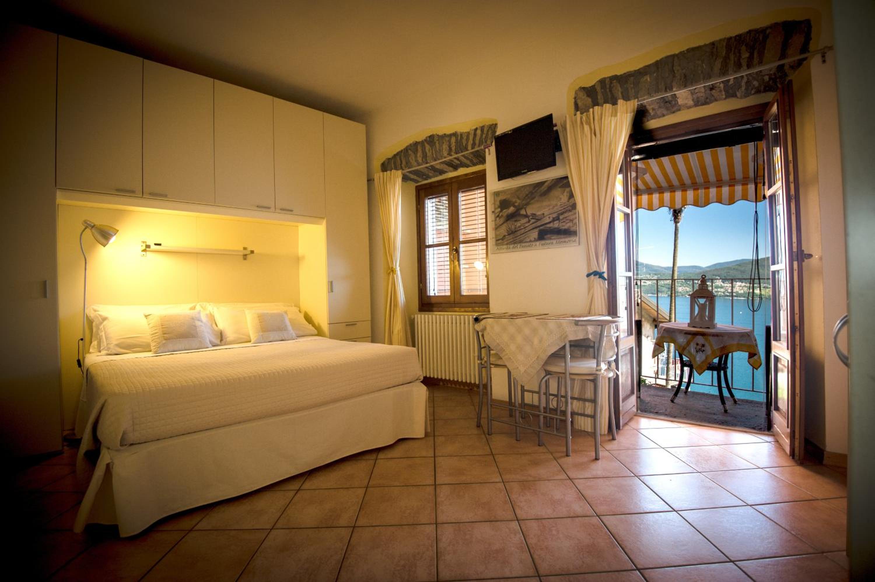 Double Room with Balcony and Lake View