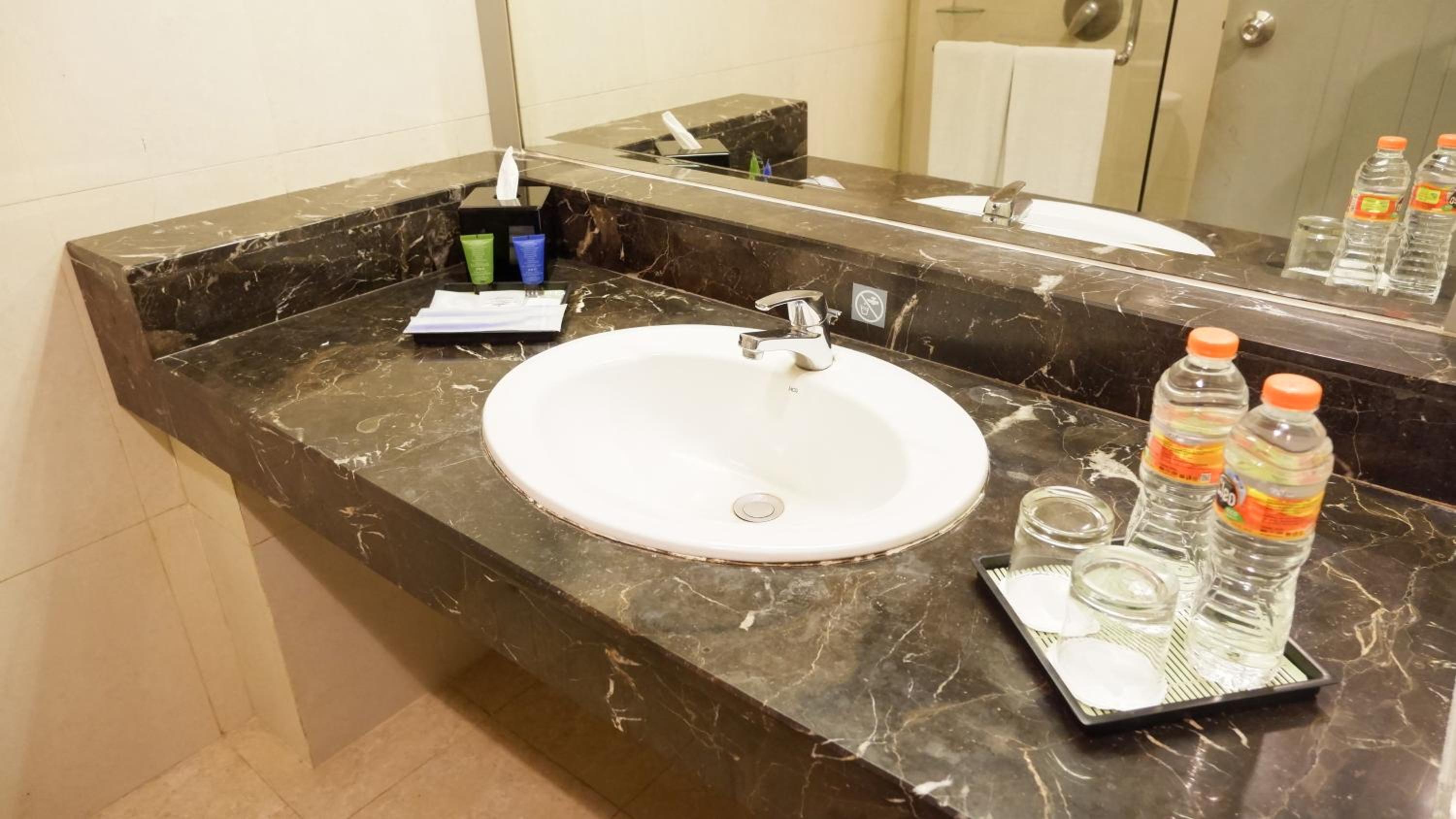 Deluxe Double or Twin Room - Photo 6