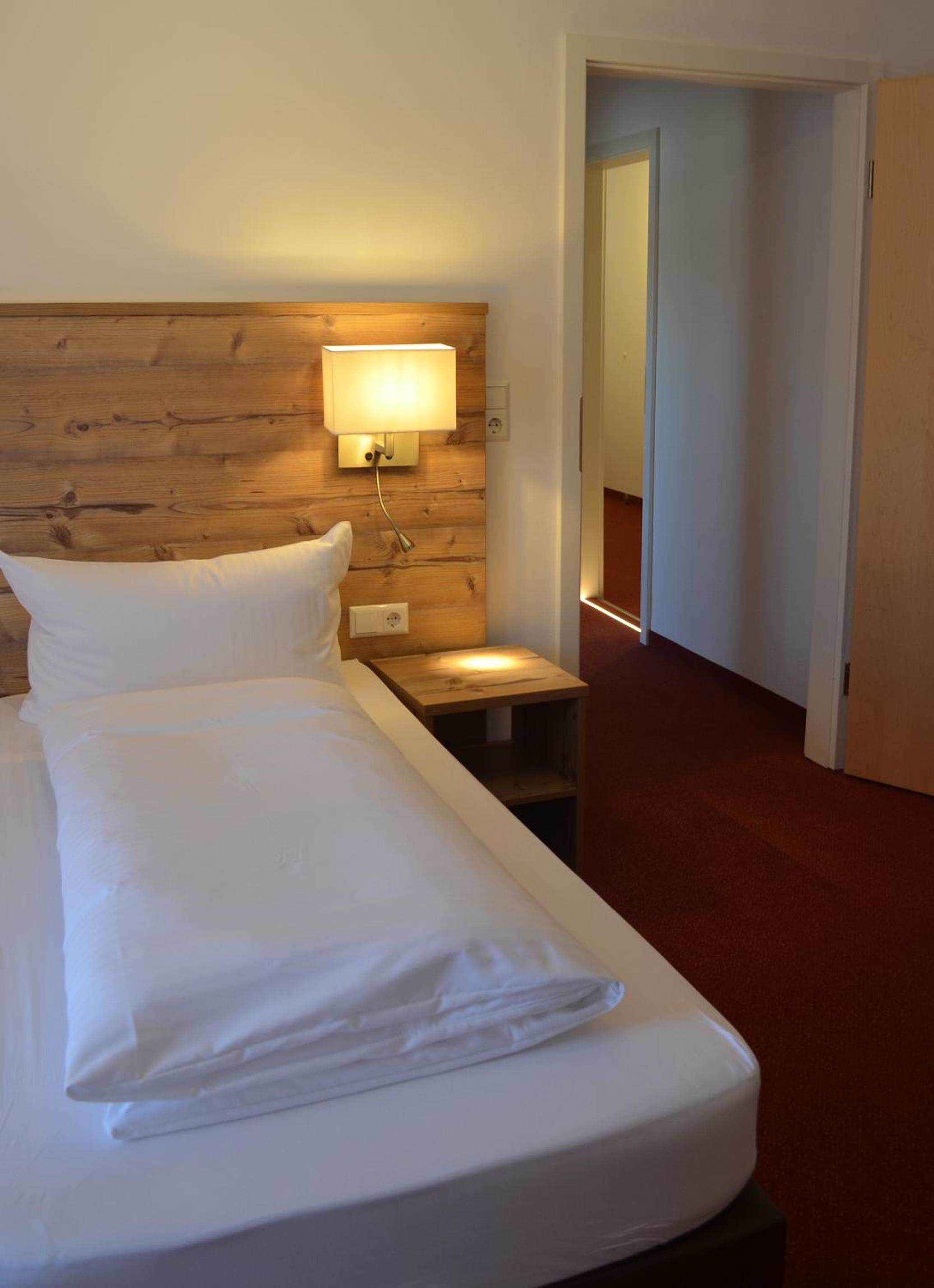 Budget Double Room - Photo 2