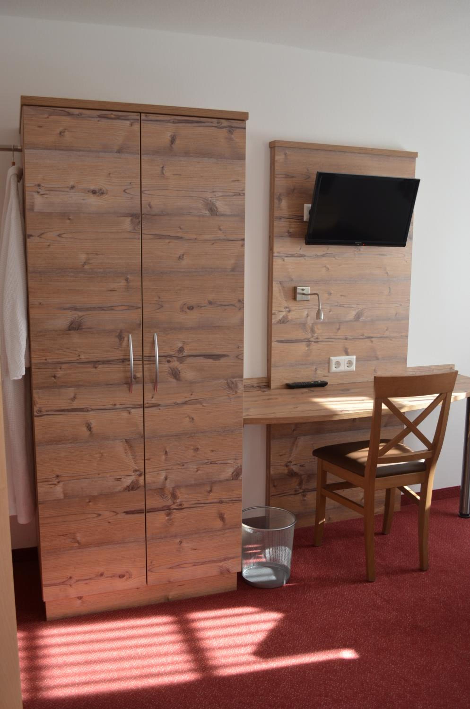 Budget Double Room - Photo 4