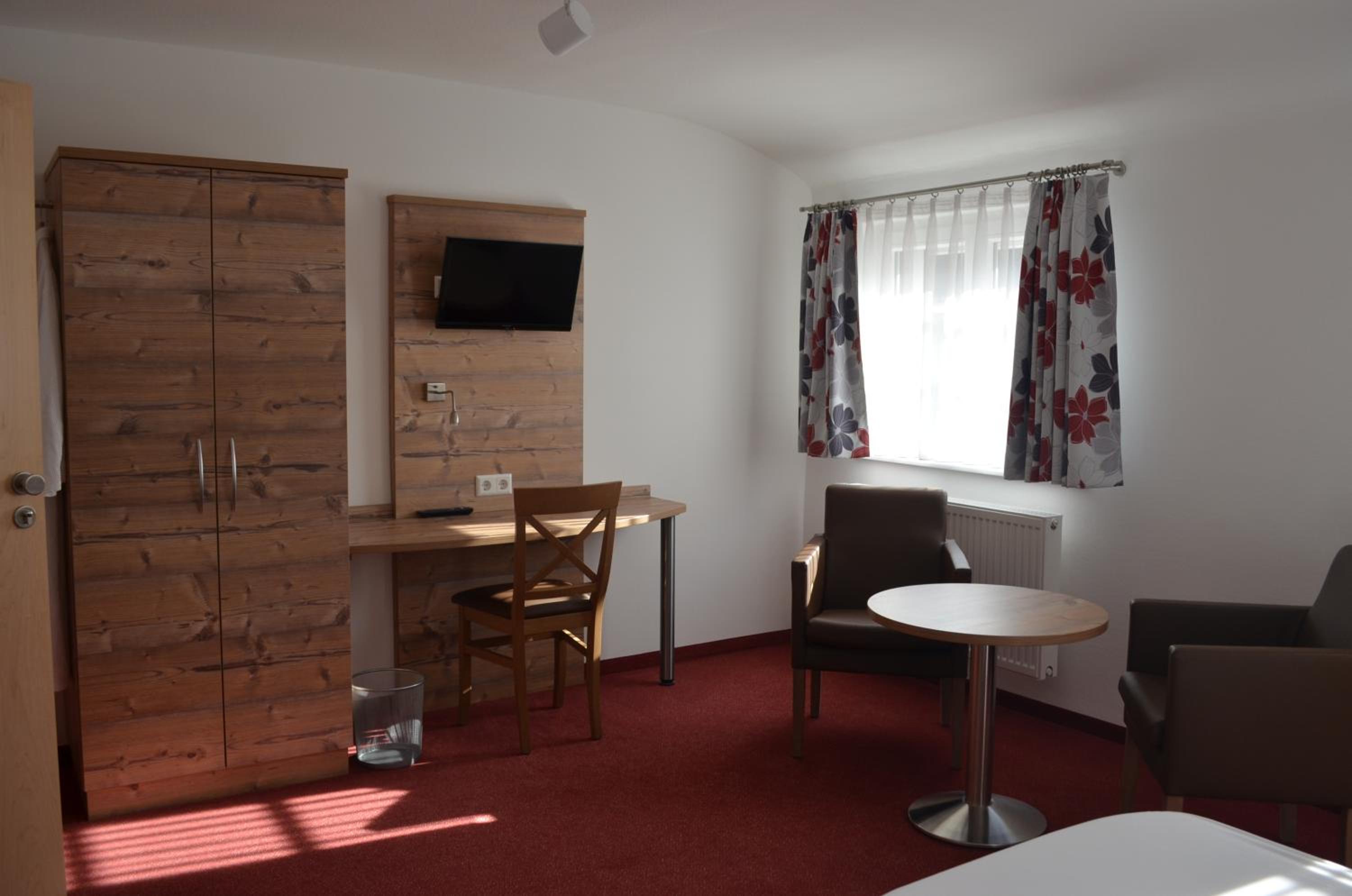 Budget Double Room - Photo 5