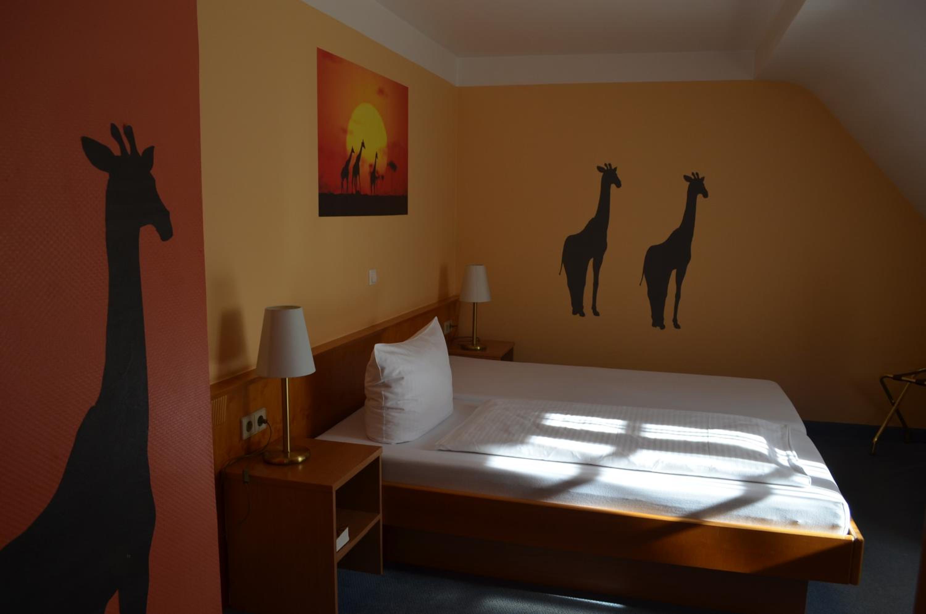 Budget Double Room - Photo 6