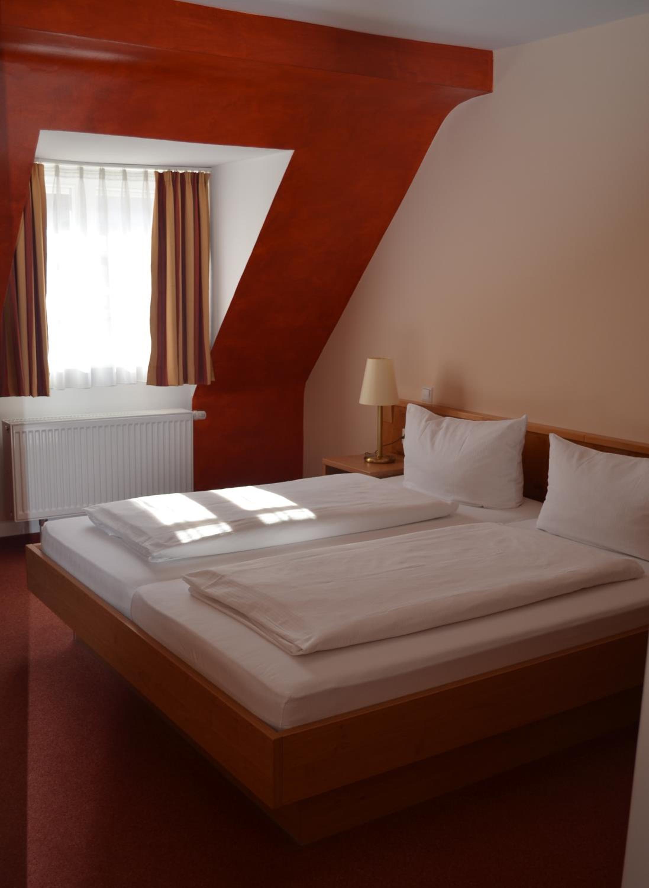 Budget Double Room - Photo 7