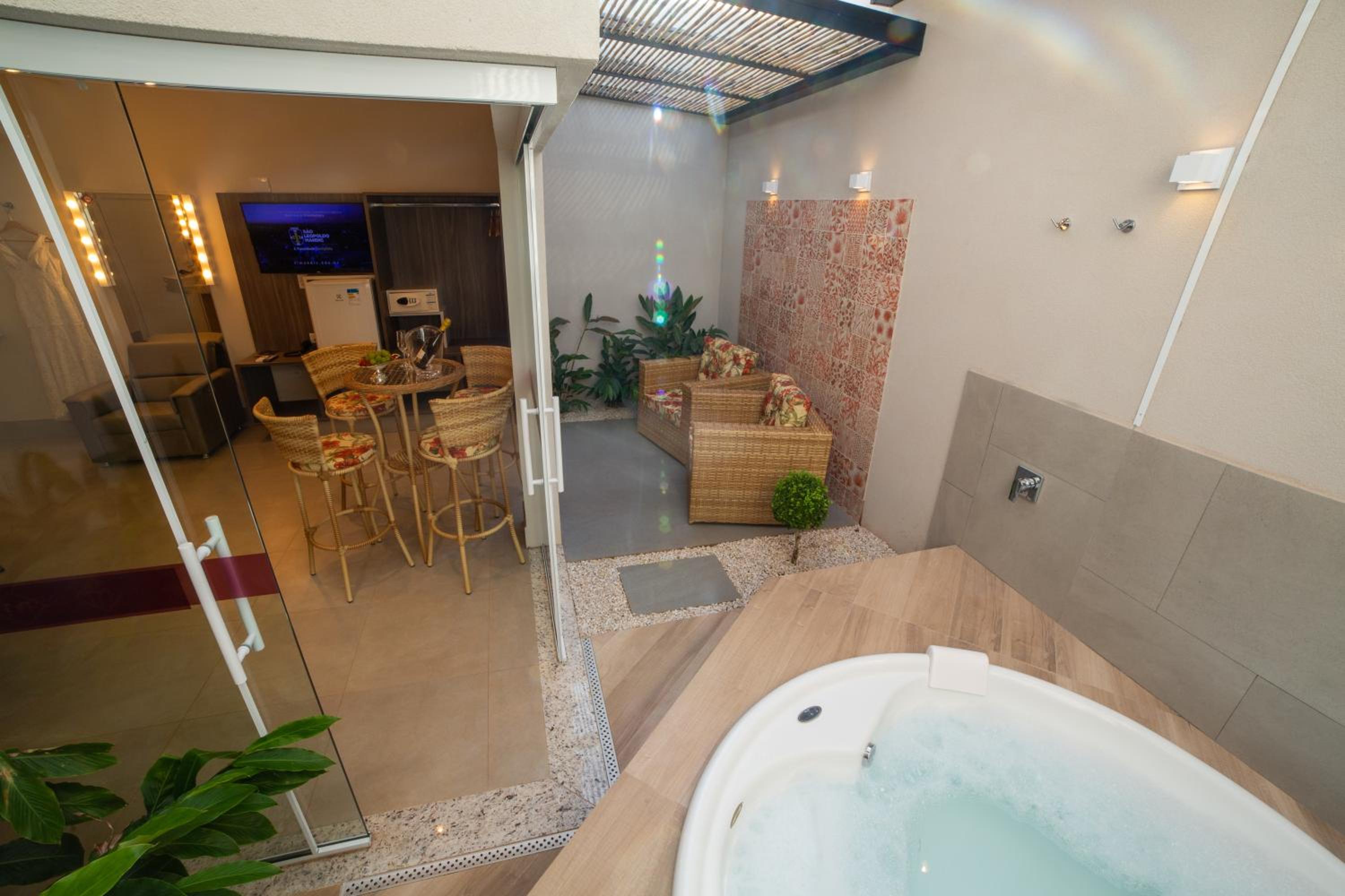 Queen Suite with Spa Bath