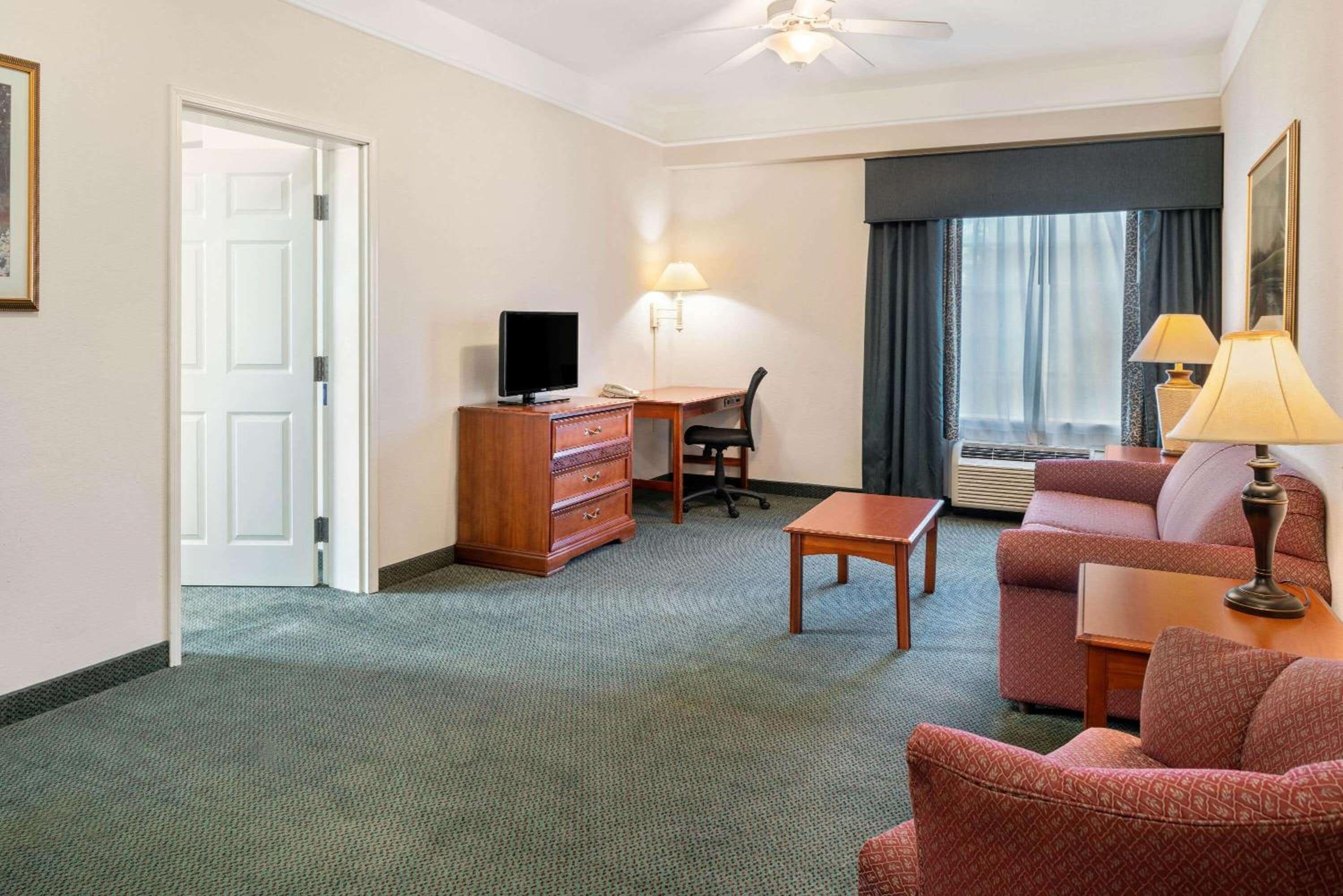 One-Bedroom King Suite - Non-Smoking - Photo 6