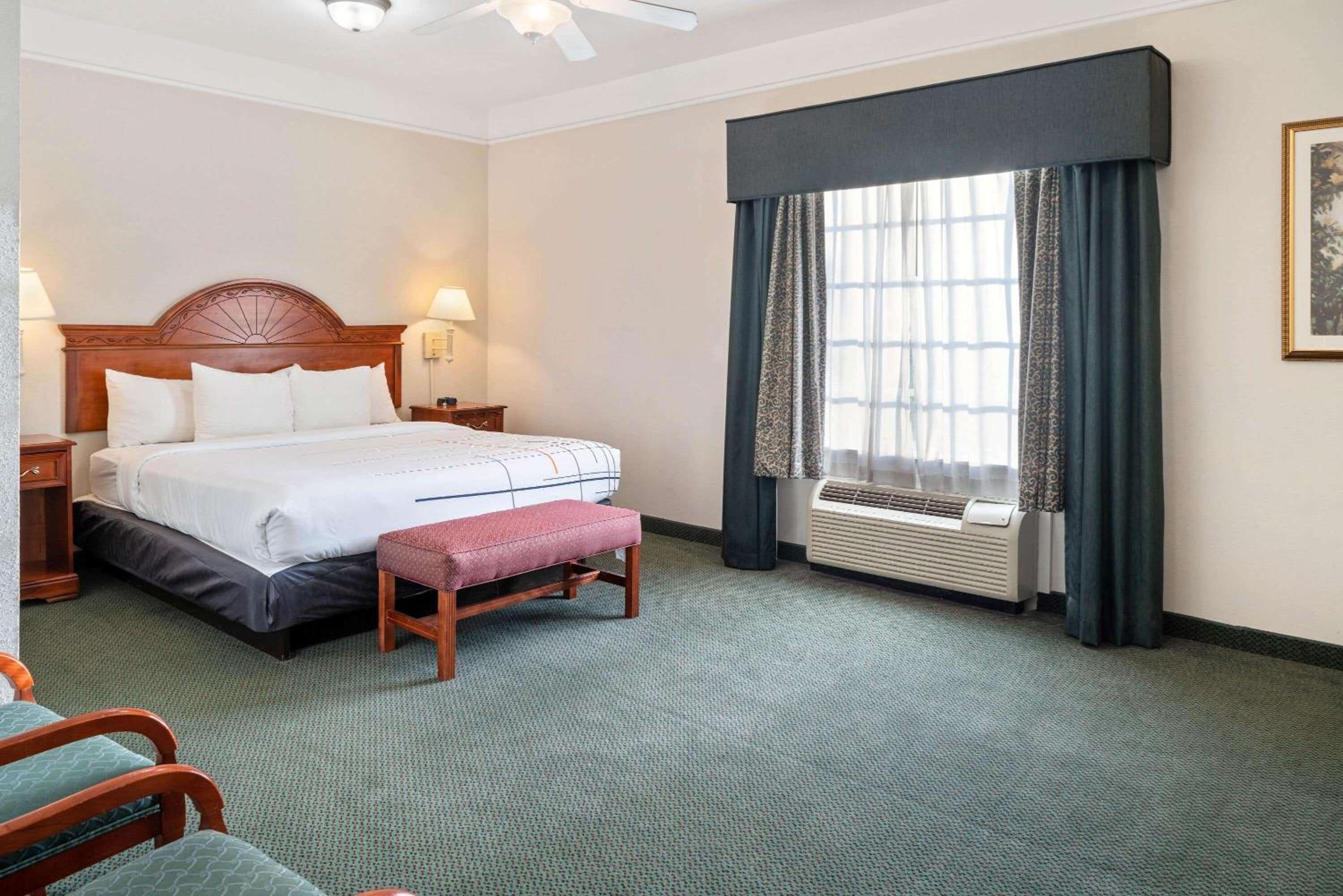 One-Bedroom King Suite - Non-Smoking - Photo 5