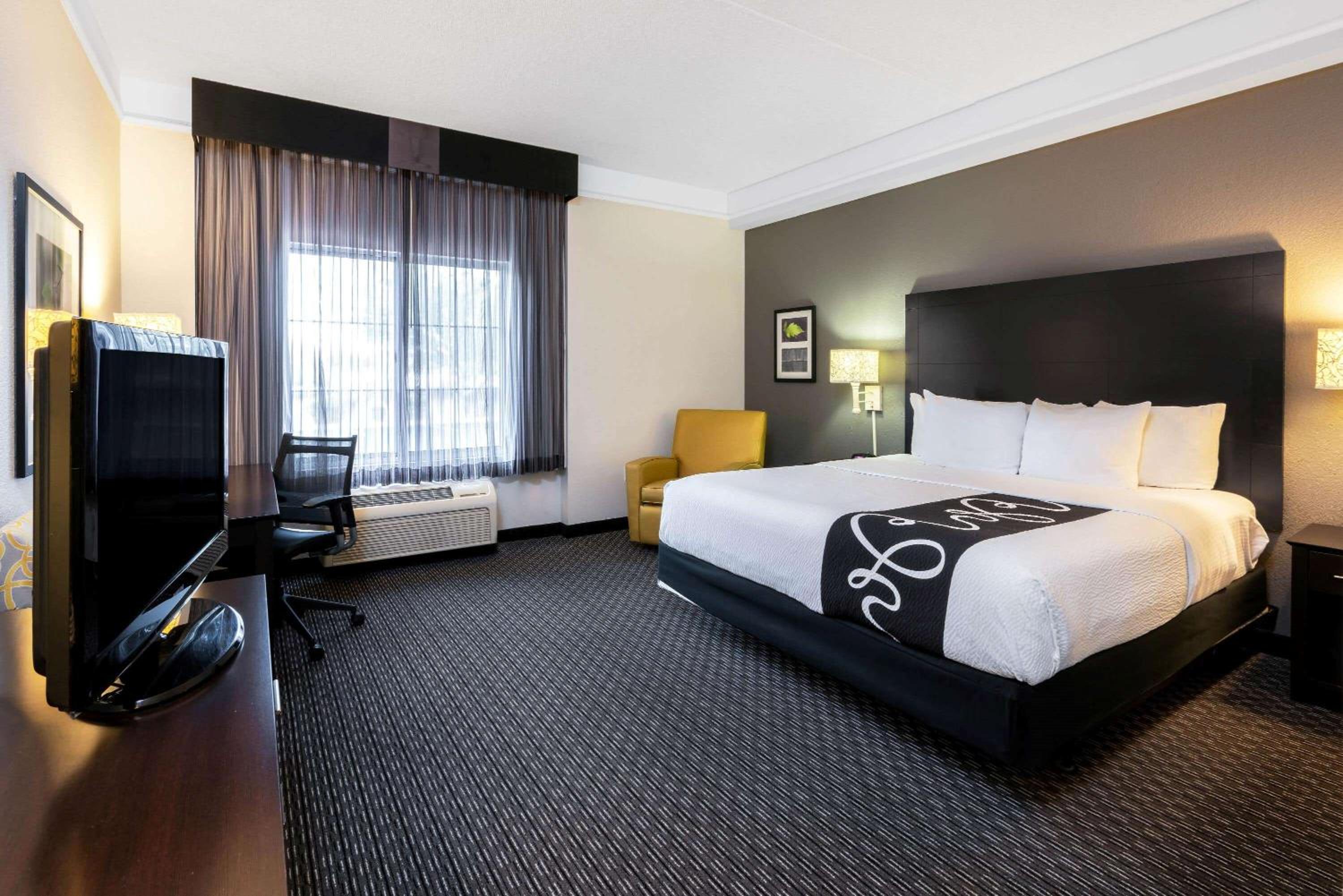 Deluxe King Room - Photo 4