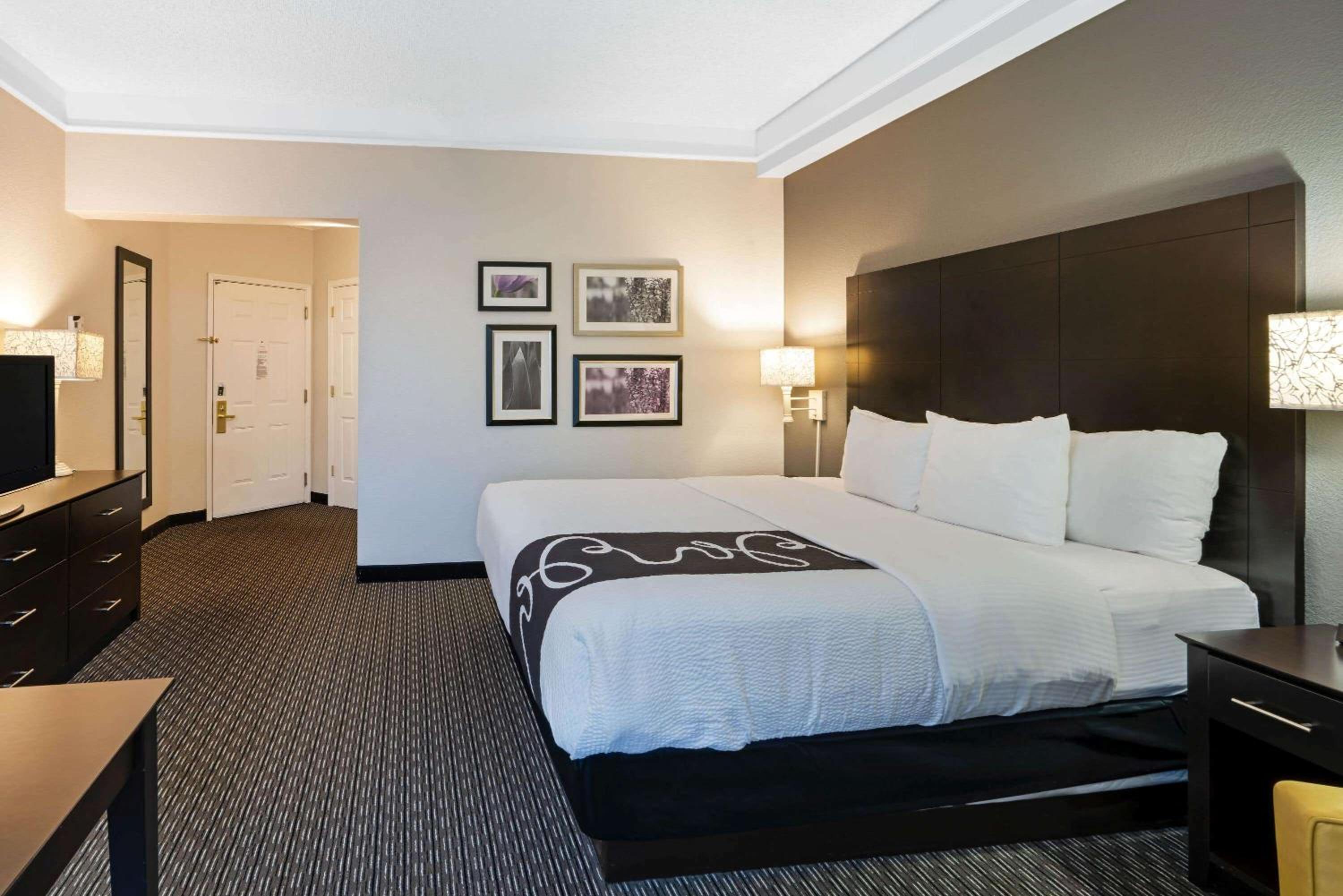 Deluxe King Room - Photo 3