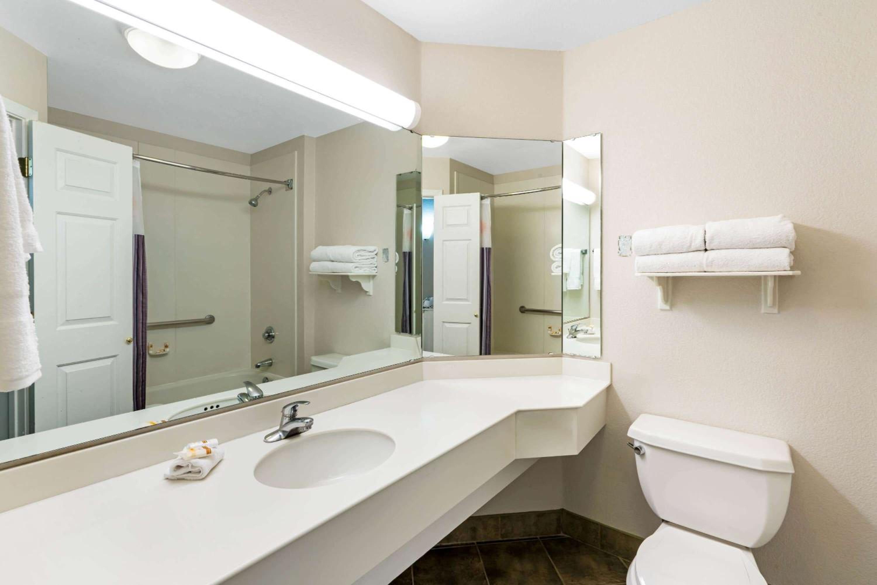 Deluxe King Room - Photo 2