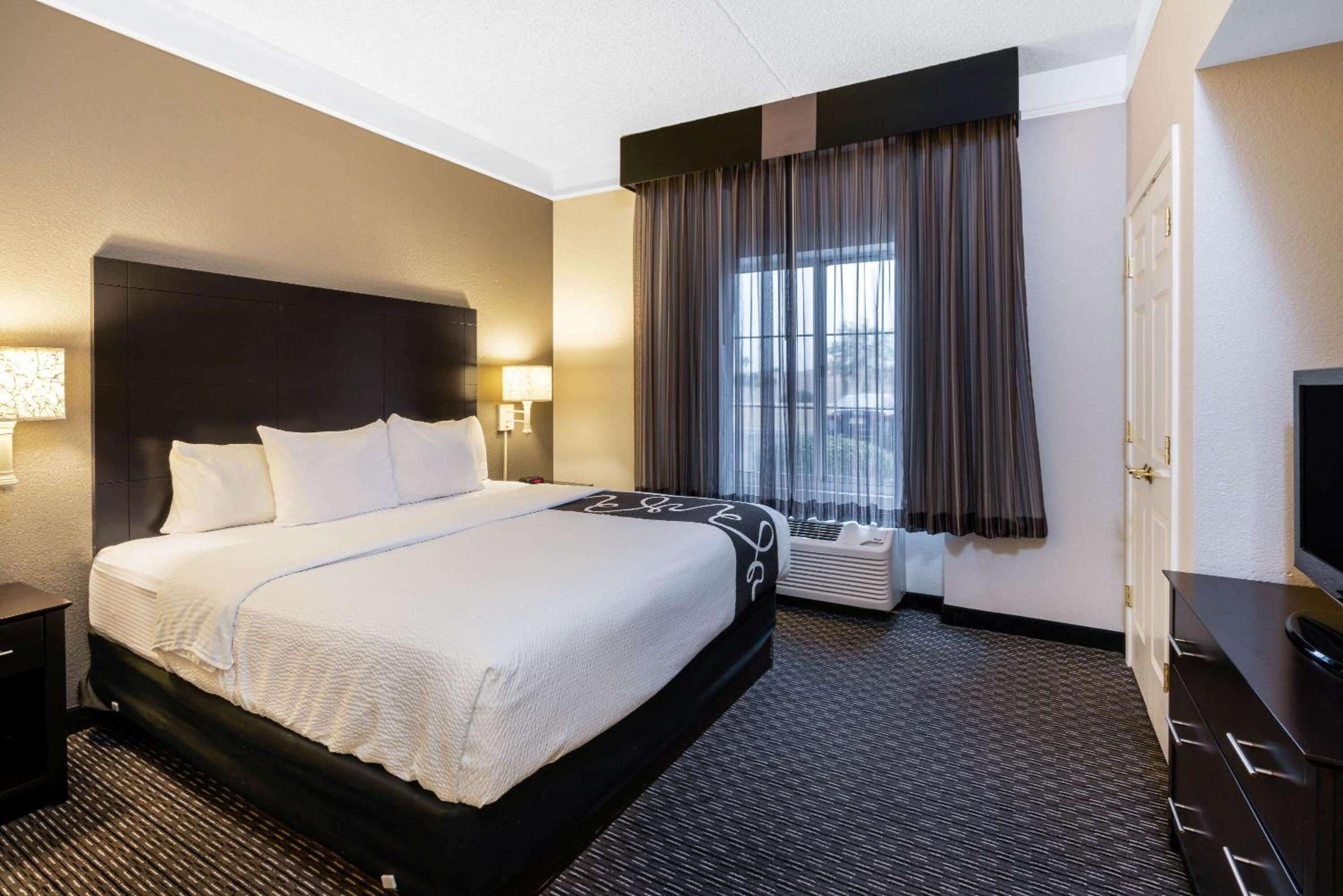 King Suite with Sofa Bed - Pool View - Photo 3