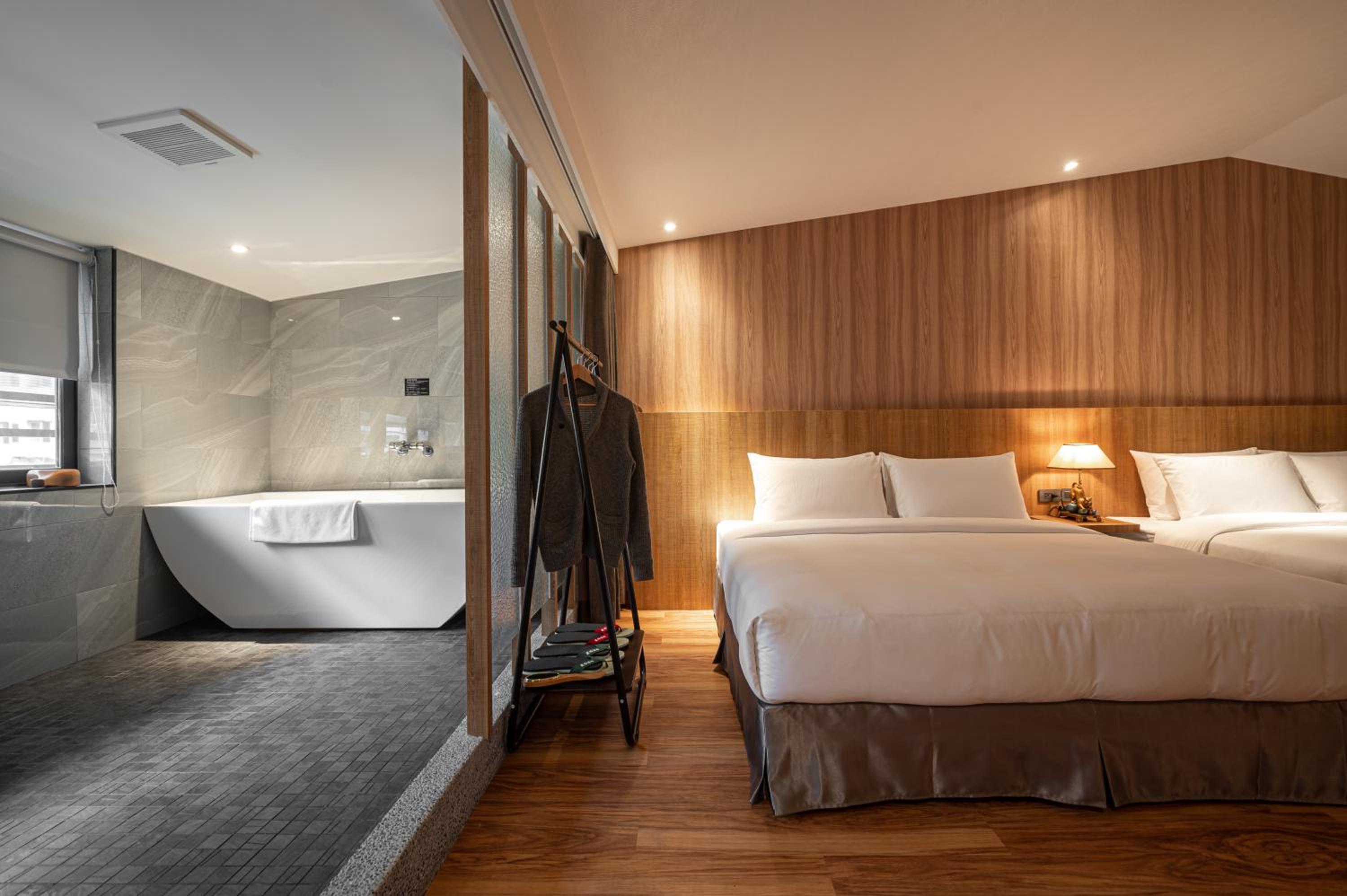 Deluxe Family Suite - Photo 5