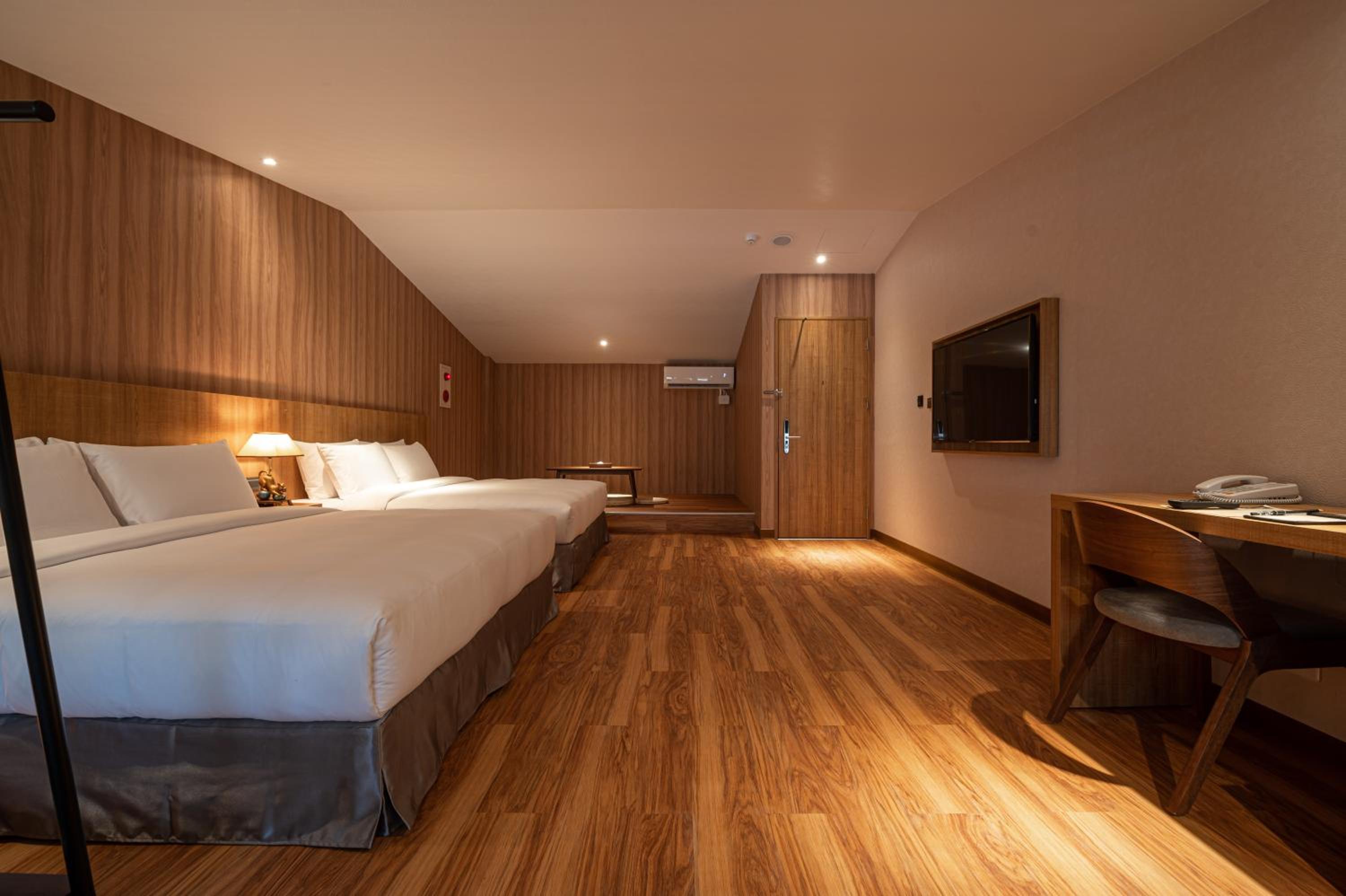 Deluxe Family Suite - Photo 8