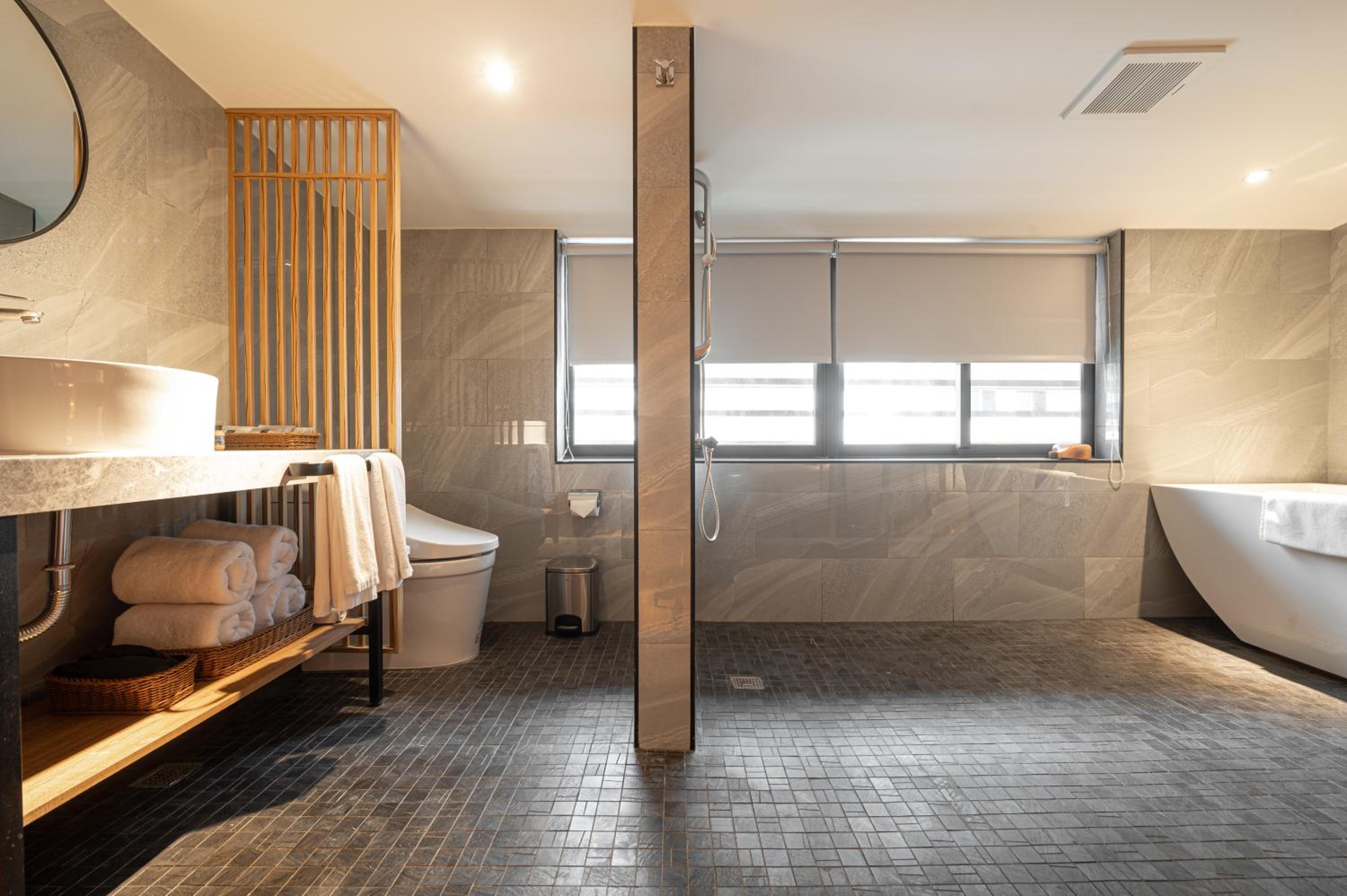 Deluxe Family Suite - Photo 4