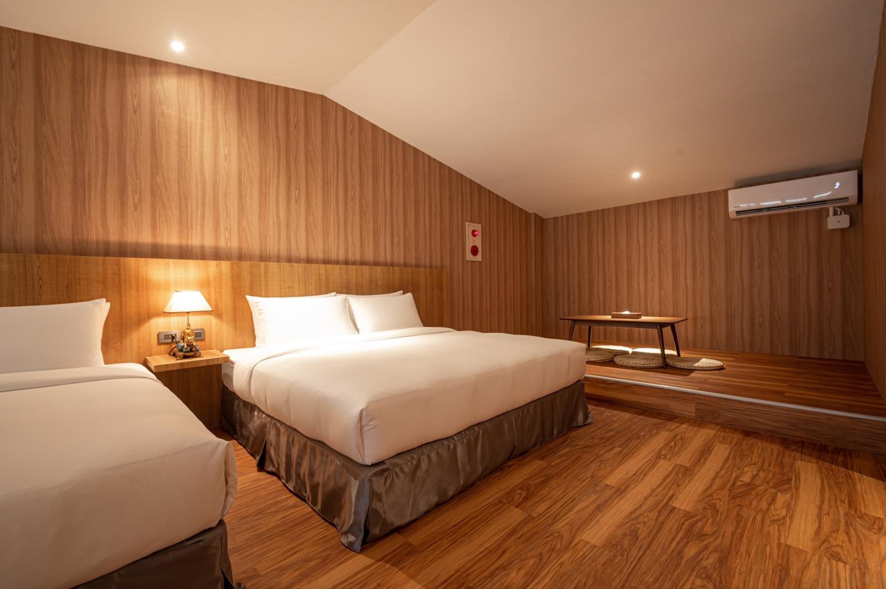 Deluxe Family Suite - Photo 9