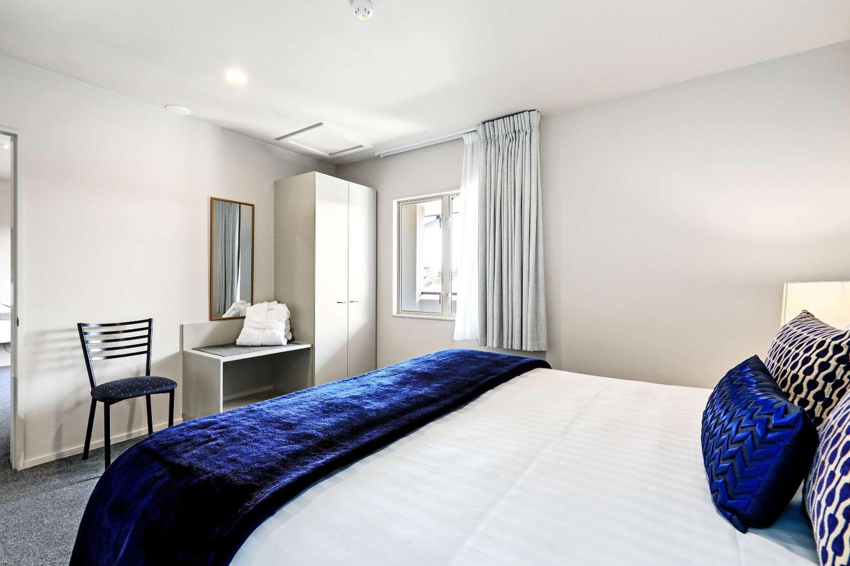 Deluxe King Room - Non-Smoking photo 2
