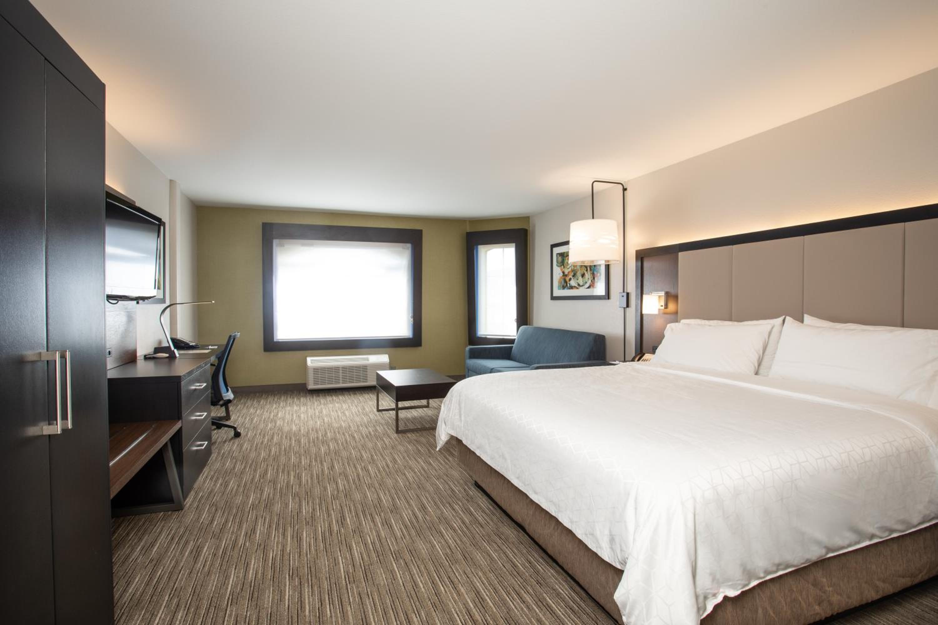 Standard King Room with Sofa Bed - Non-Smoking - Photo 3