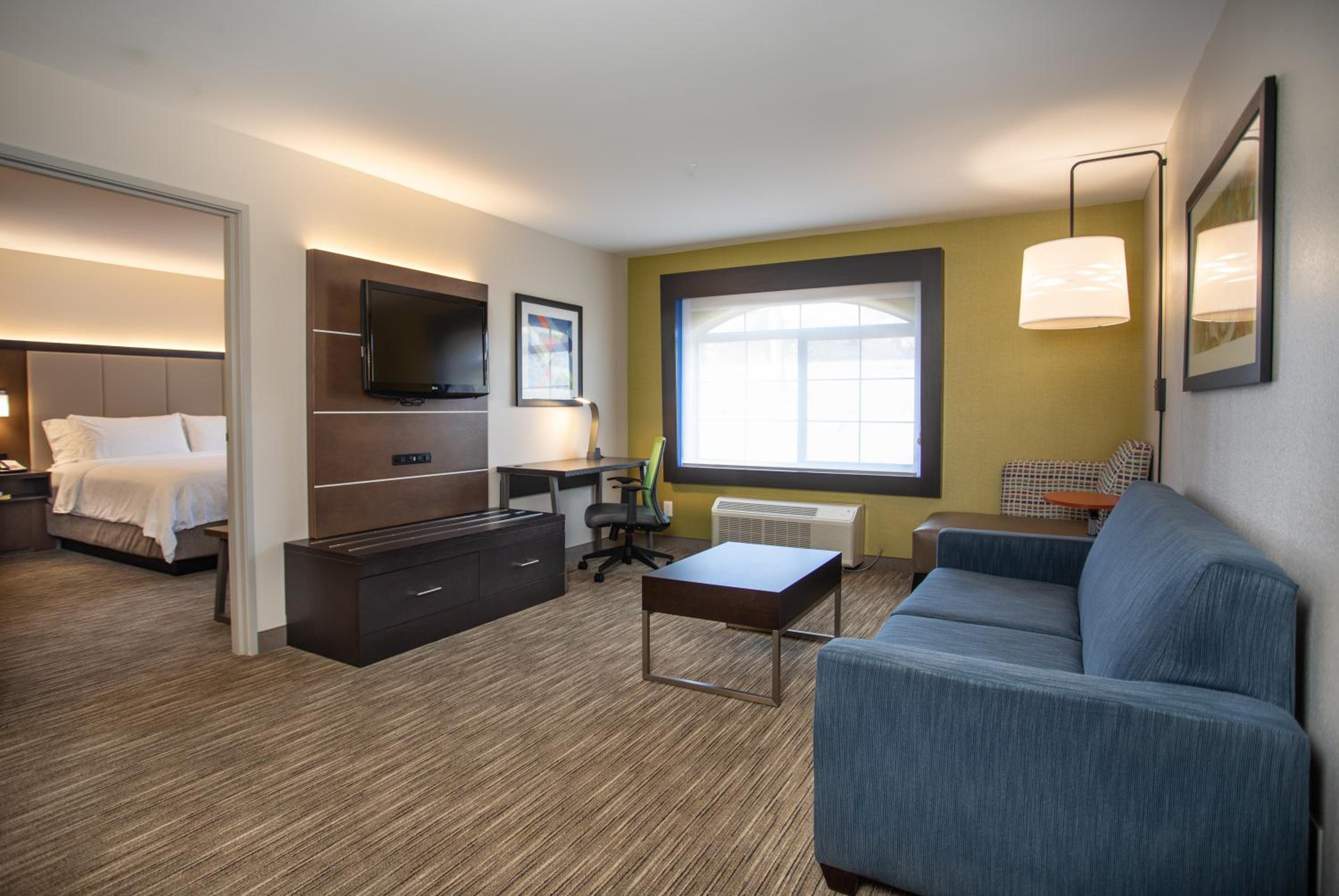 One-Bedroom Suite with Sofa Bed - Photo 3