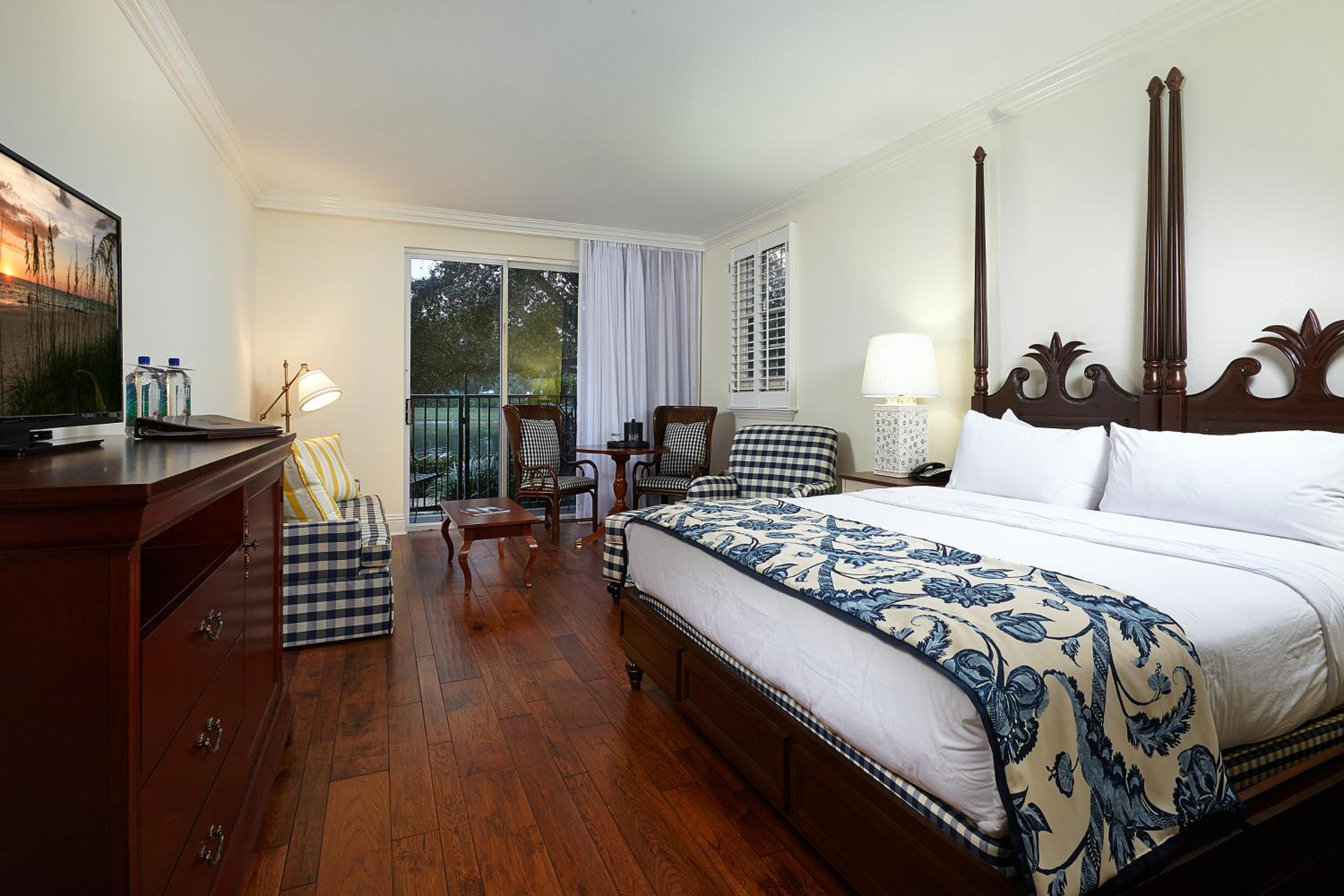 Deluxe King Room Lake View with Balcony - Photo 11
