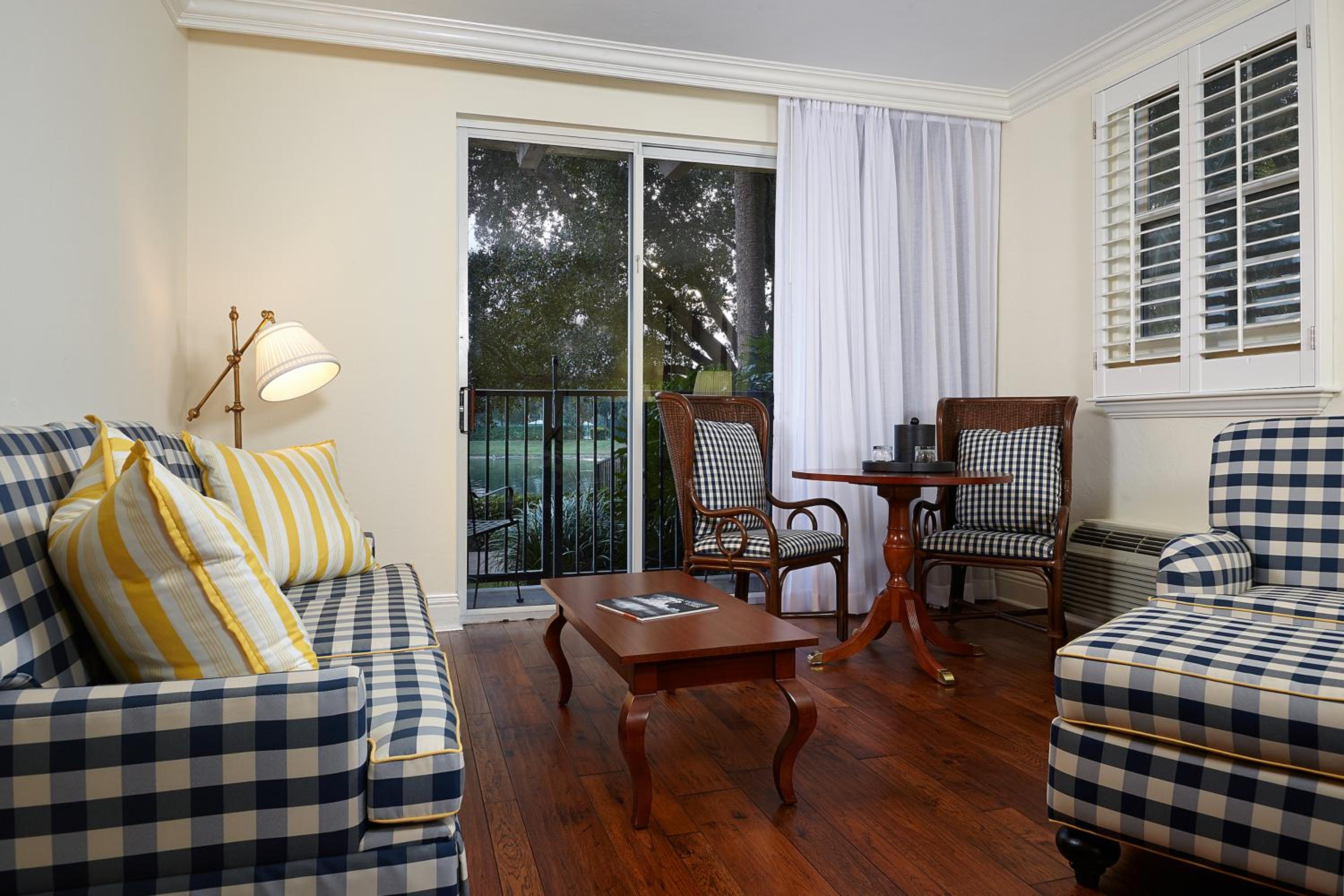Deluxe King Room Lake View with Balcony - Photo 9