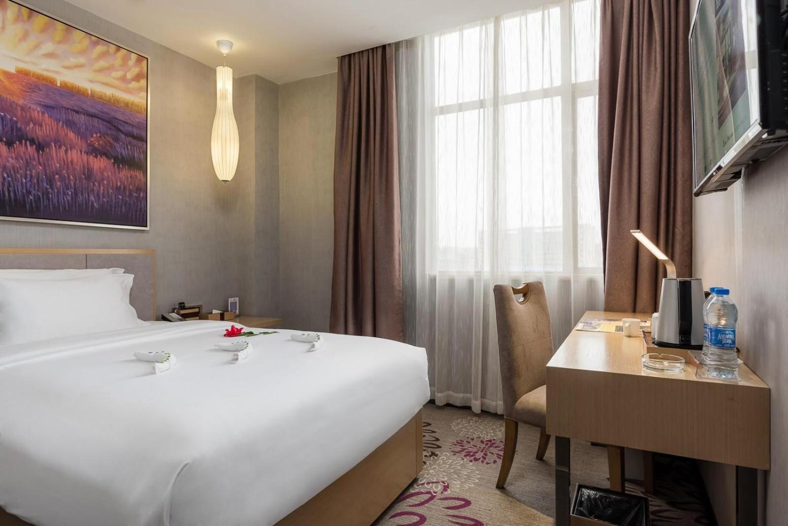 Standard queen size bed room