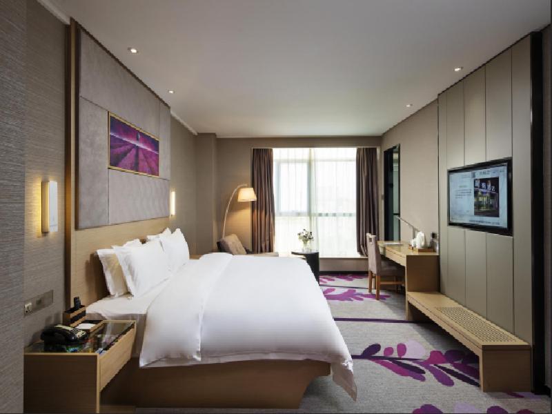 Standard queen size bed room