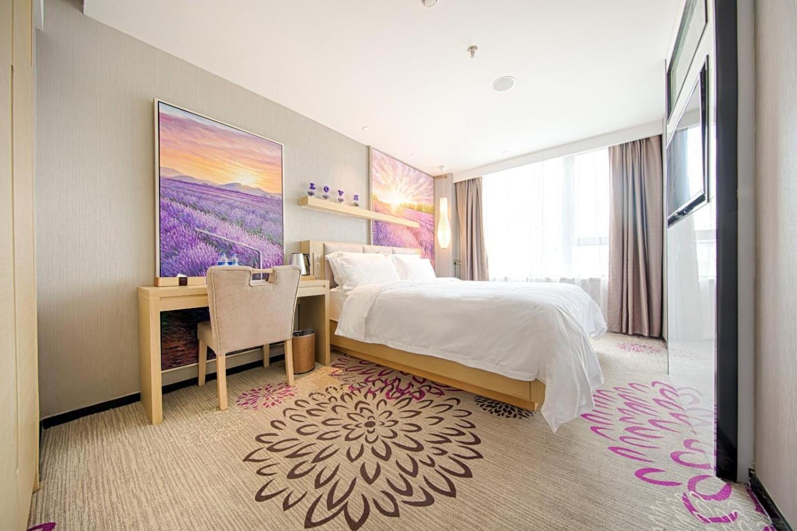 Standard queen size bed room