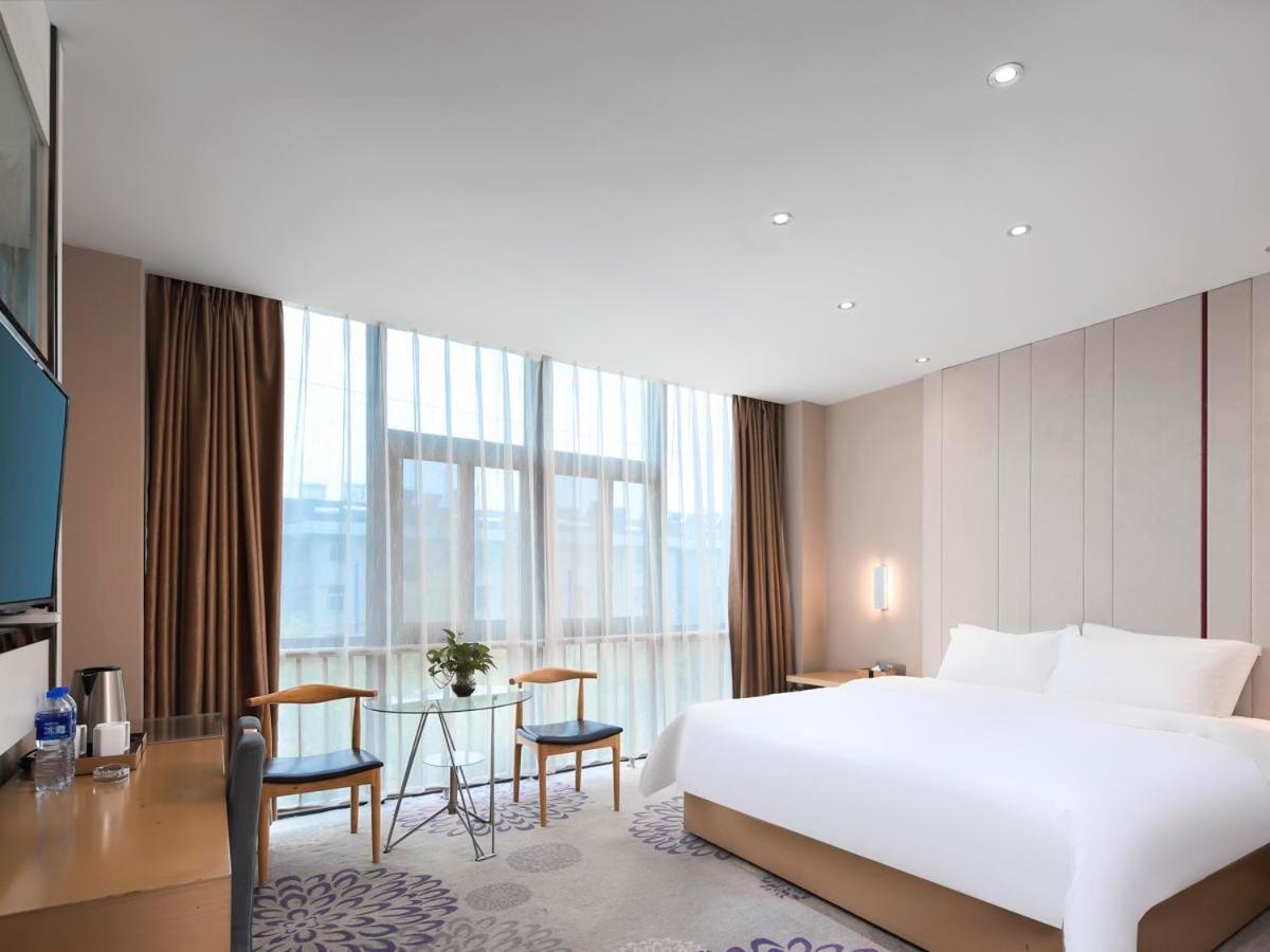 Deluxe King Size Bed Room