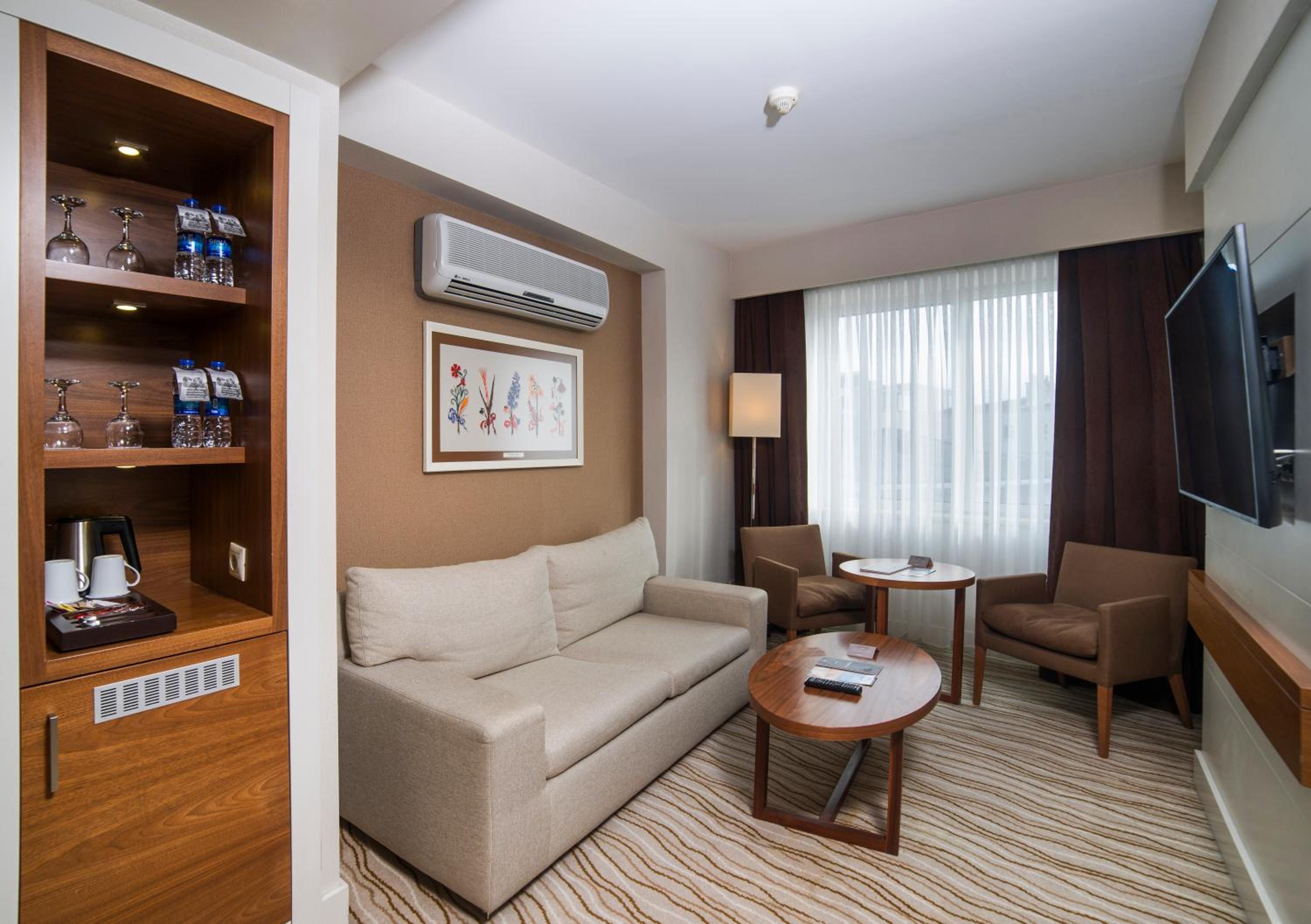 Suite with Balcony and Sea View - Non-Smoking photo 1