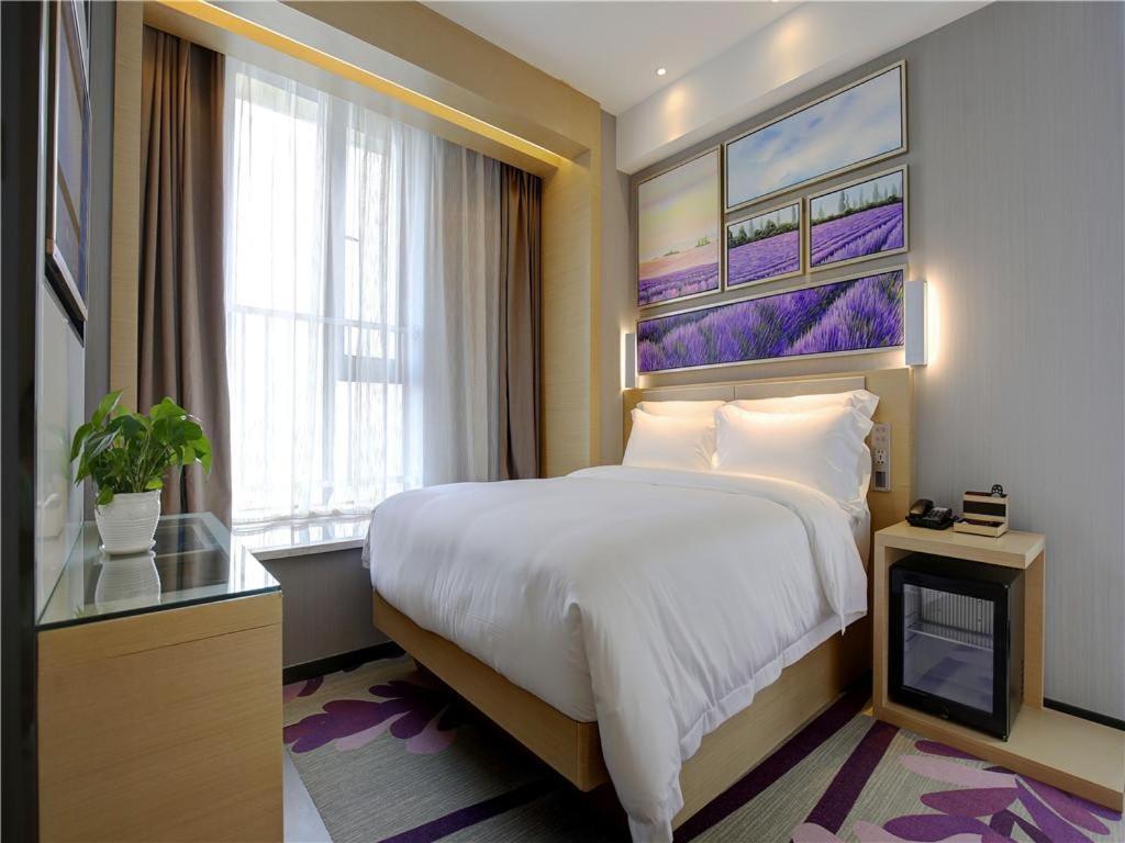 Standard queen size bed room